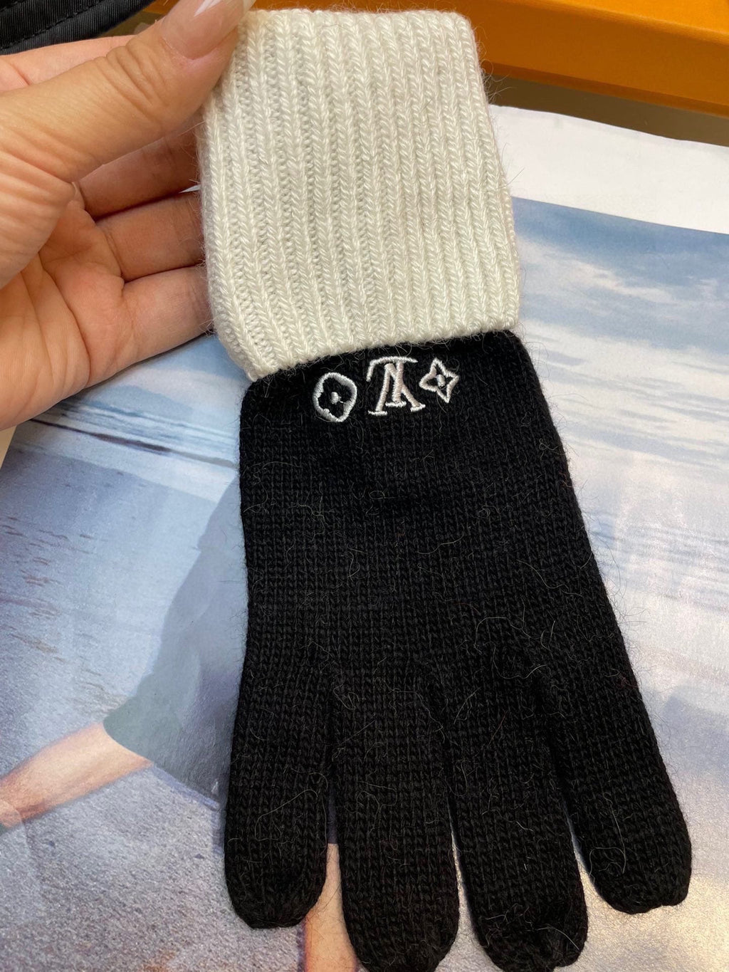 LOUIS VUITTON GLOVES IN BLACK MIX WHITE WOOL 458574