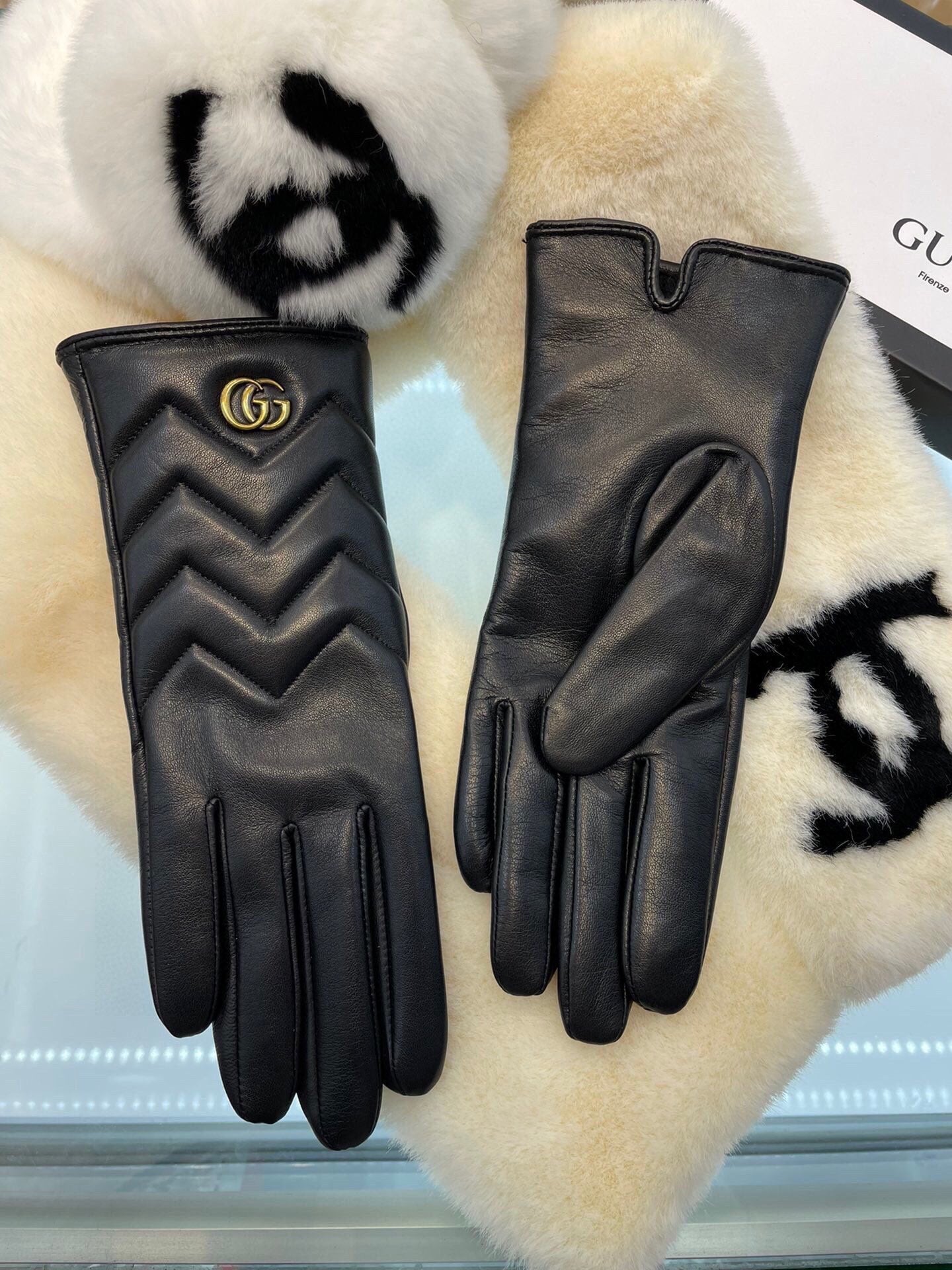 GUCCI MARMONT GLOVES IN BLACK LAMBSKIN 463844