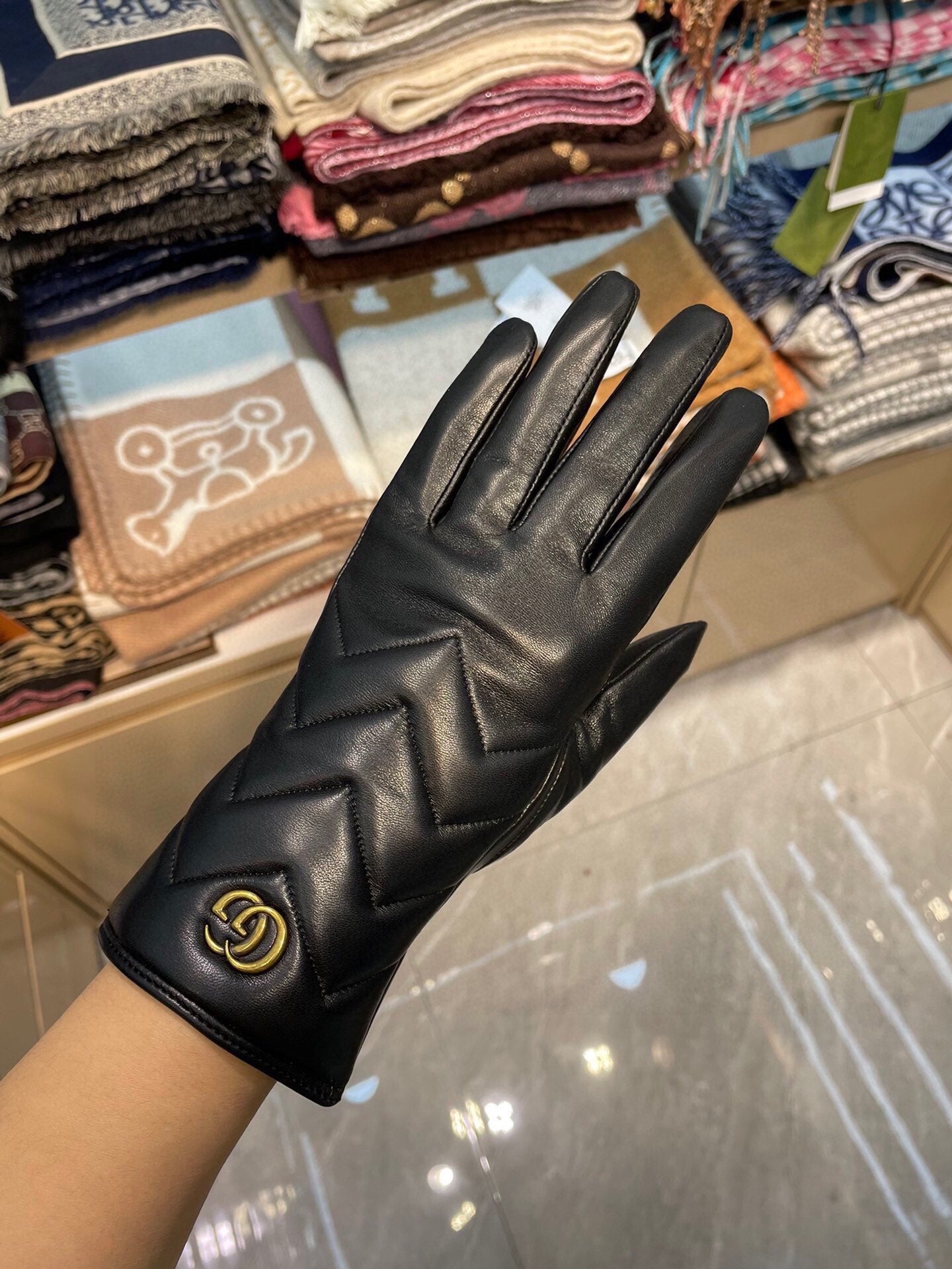 GUCCI MARMONT GLOVES IN BLACK LAMBSKIN 463844
