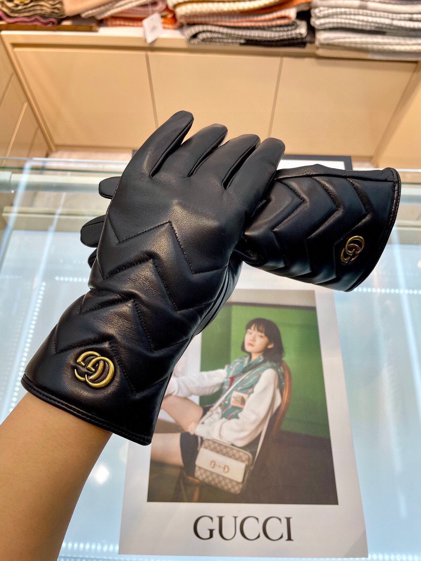 GUCCI MARMONT GLOVES IN BLACK LAMBSKIN 463844