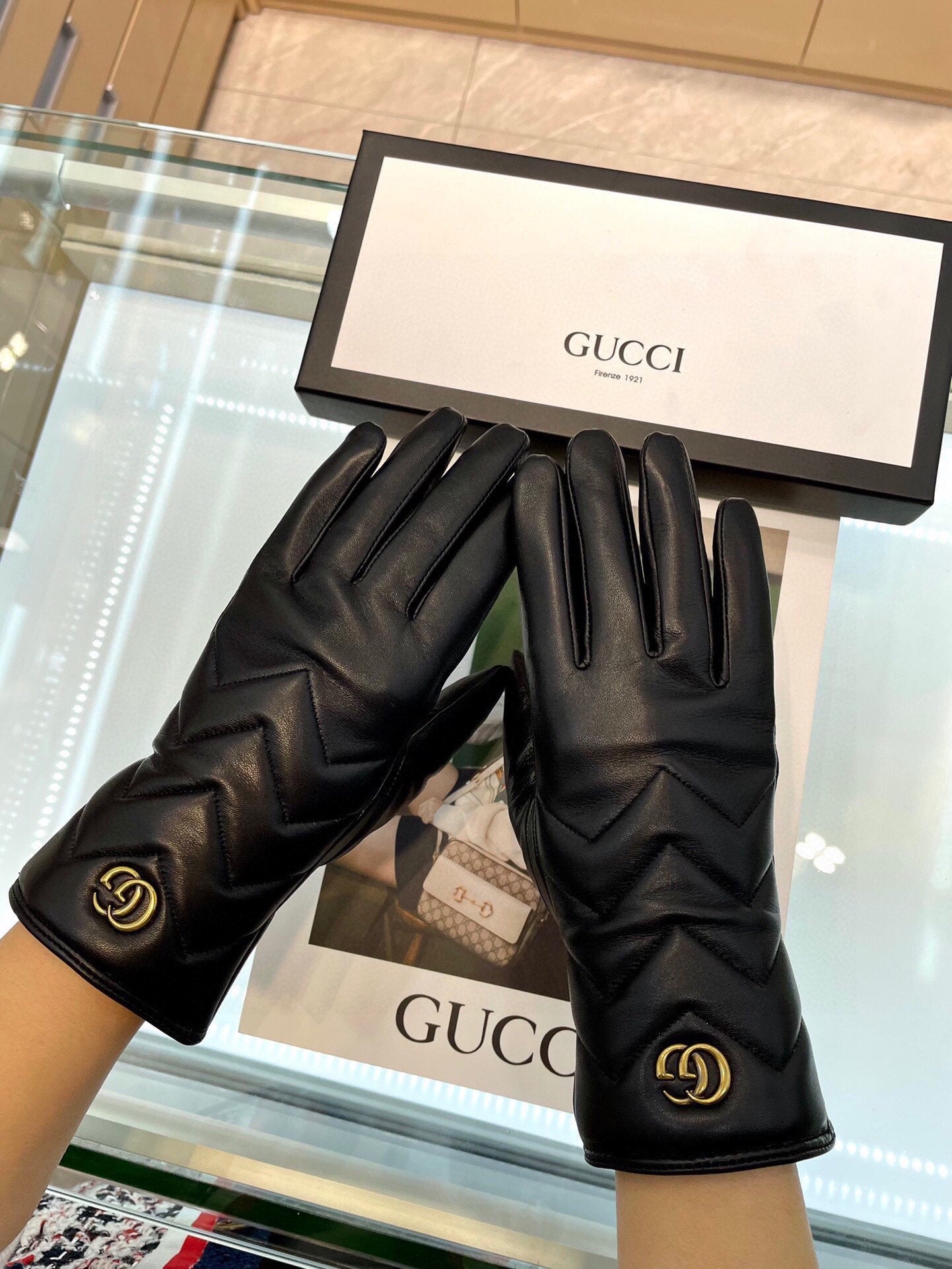 GUCCI MARMONT GLOVES IN BLACK LAMBSKIN 463844