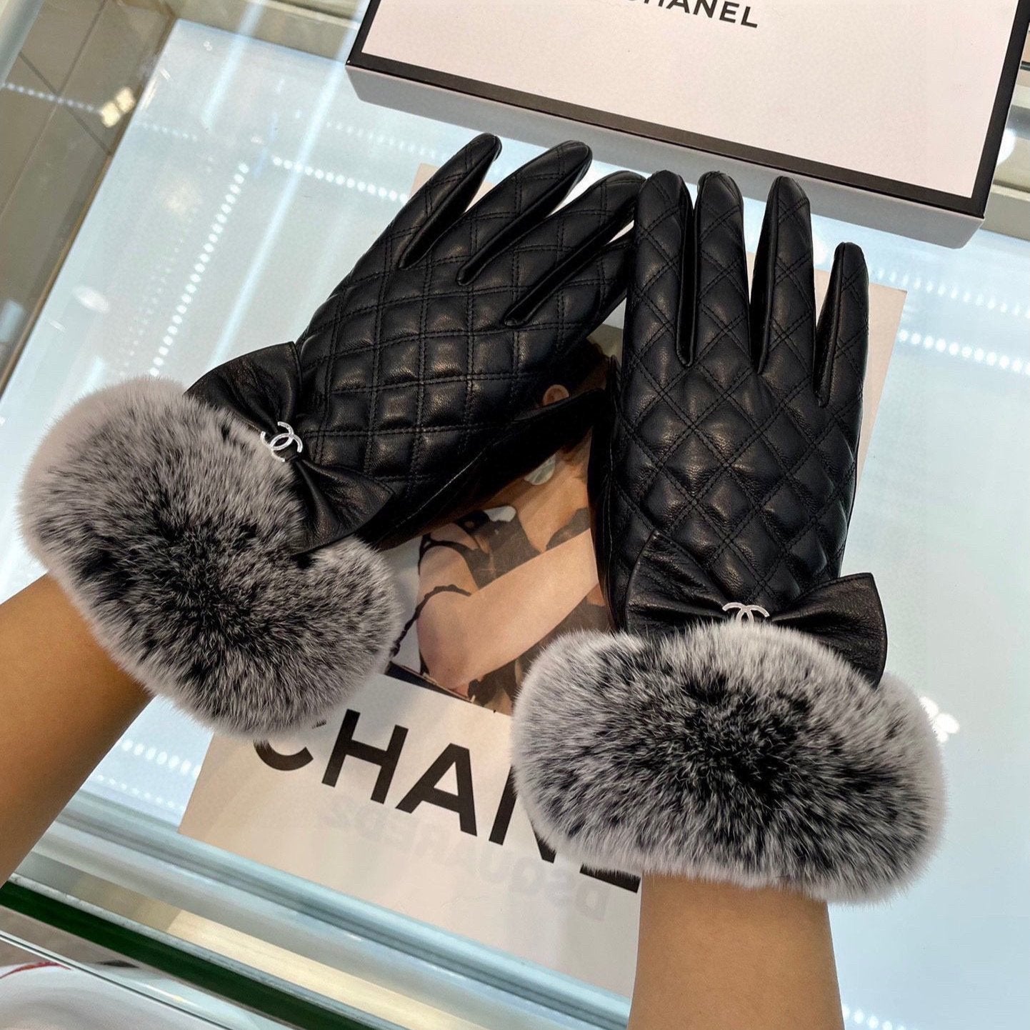 CHANEL GLOVES IN BLACK LAMBSKIN WITH RABBIT FUR 463833