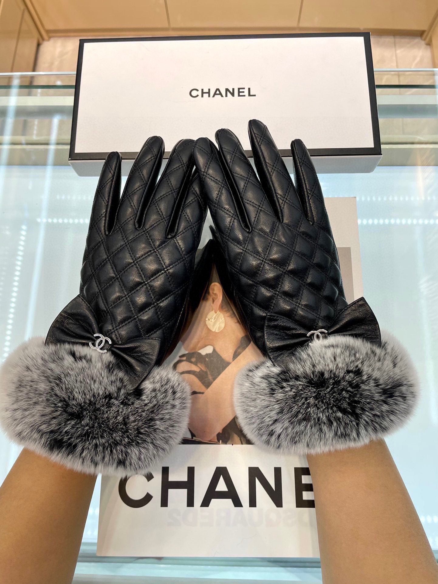 CHANEL GLOVES IN BLACK LAMBSKIN WITH RABBIT FUR 463833