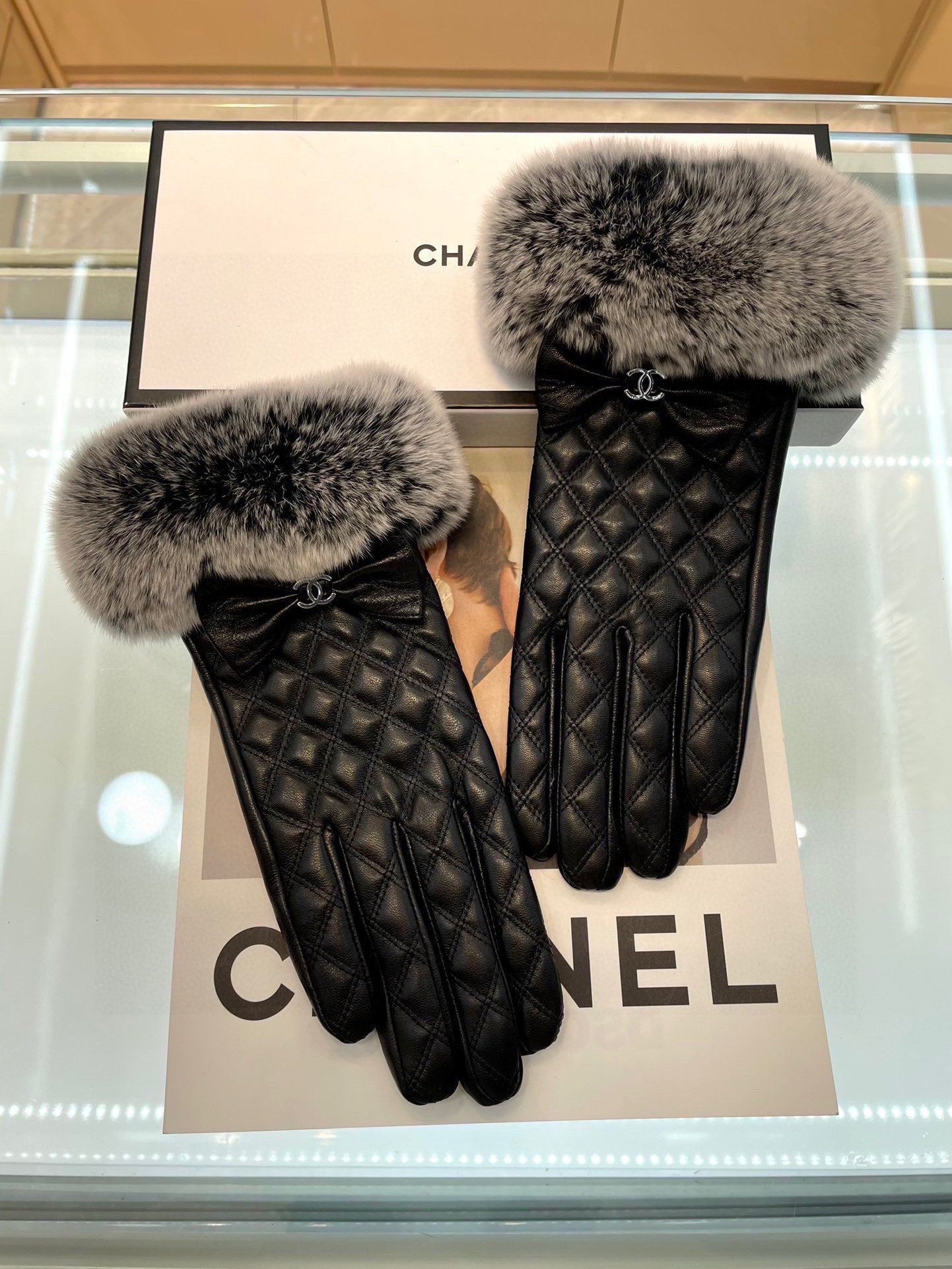 CHANEL GLOVES IN BLACK LAMBSKIN WITH RABBIT FUR 463833