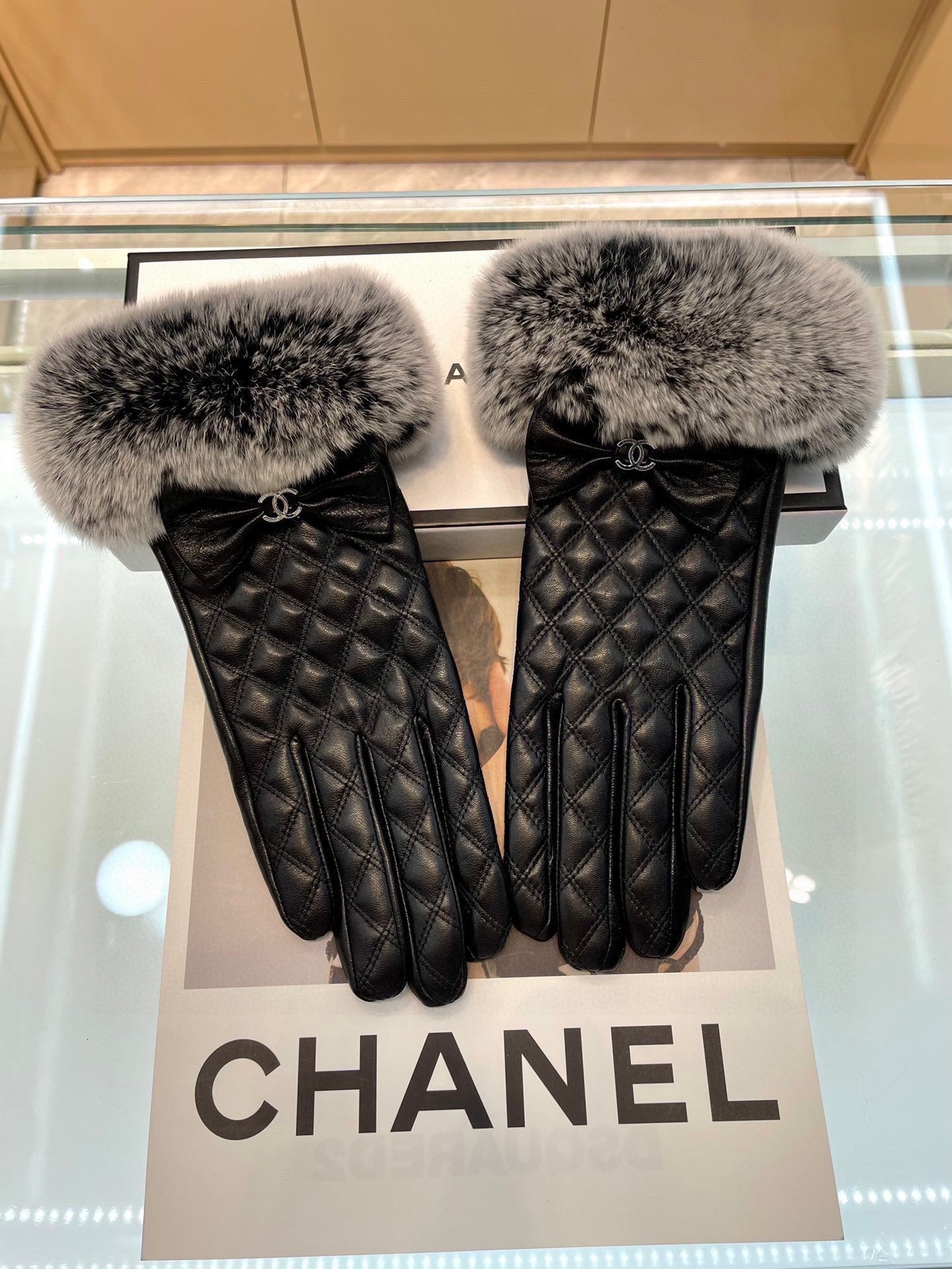 CHANEL GLOVES IN BLACK LAMBSKIN WITH RABBIT FUR 463833