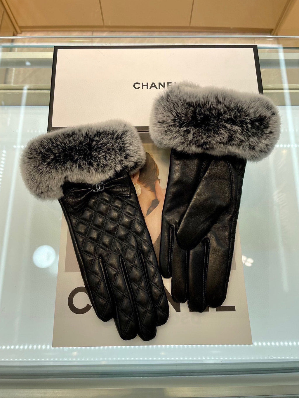 CHANEL GLOVES IN BLACK LAMBSKIN WITH RABBIT FUR 463833