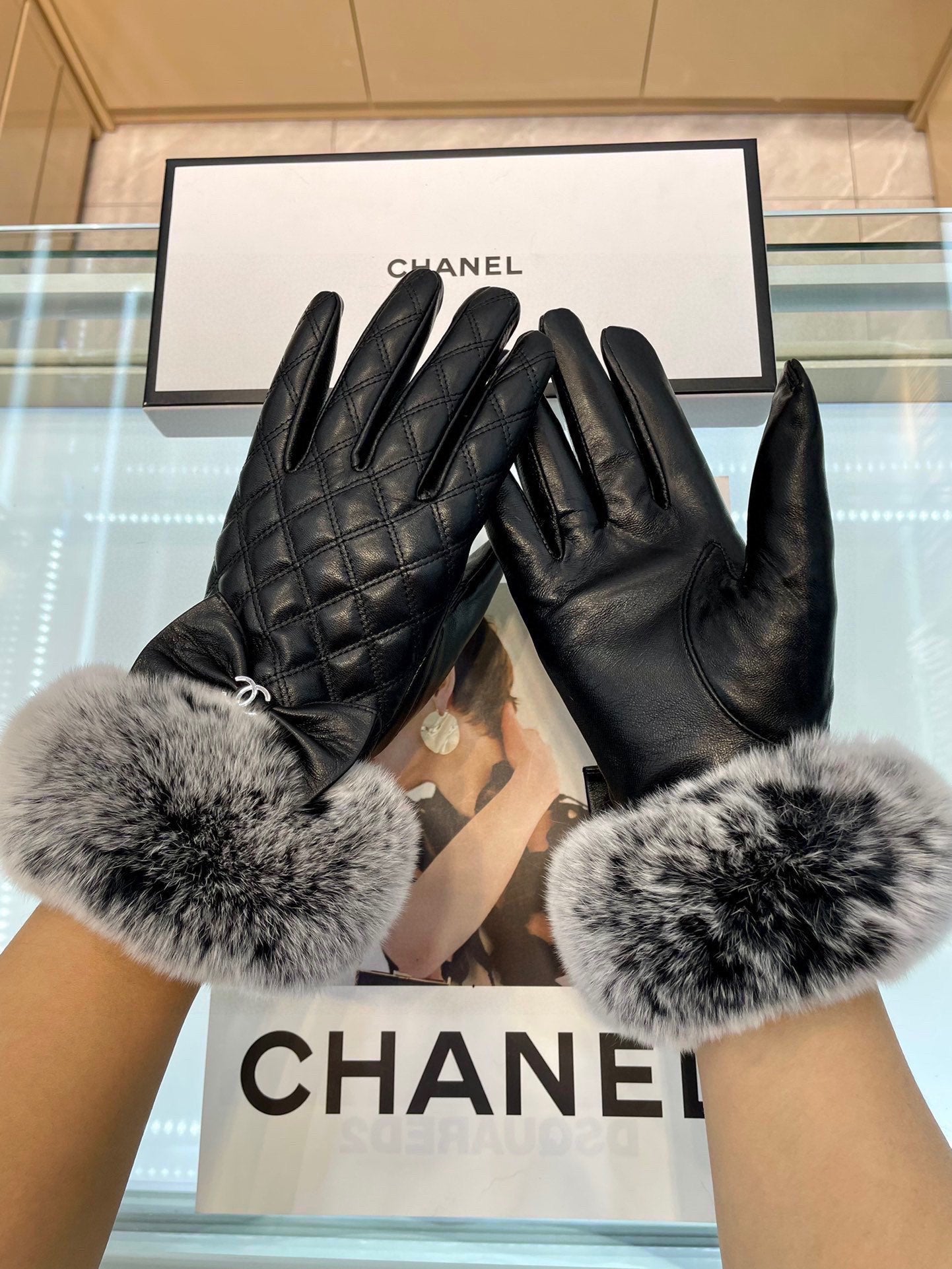 CHANEL GLOVES IN BLACK LAMBSKIN WITH RABBIT FUR 463833