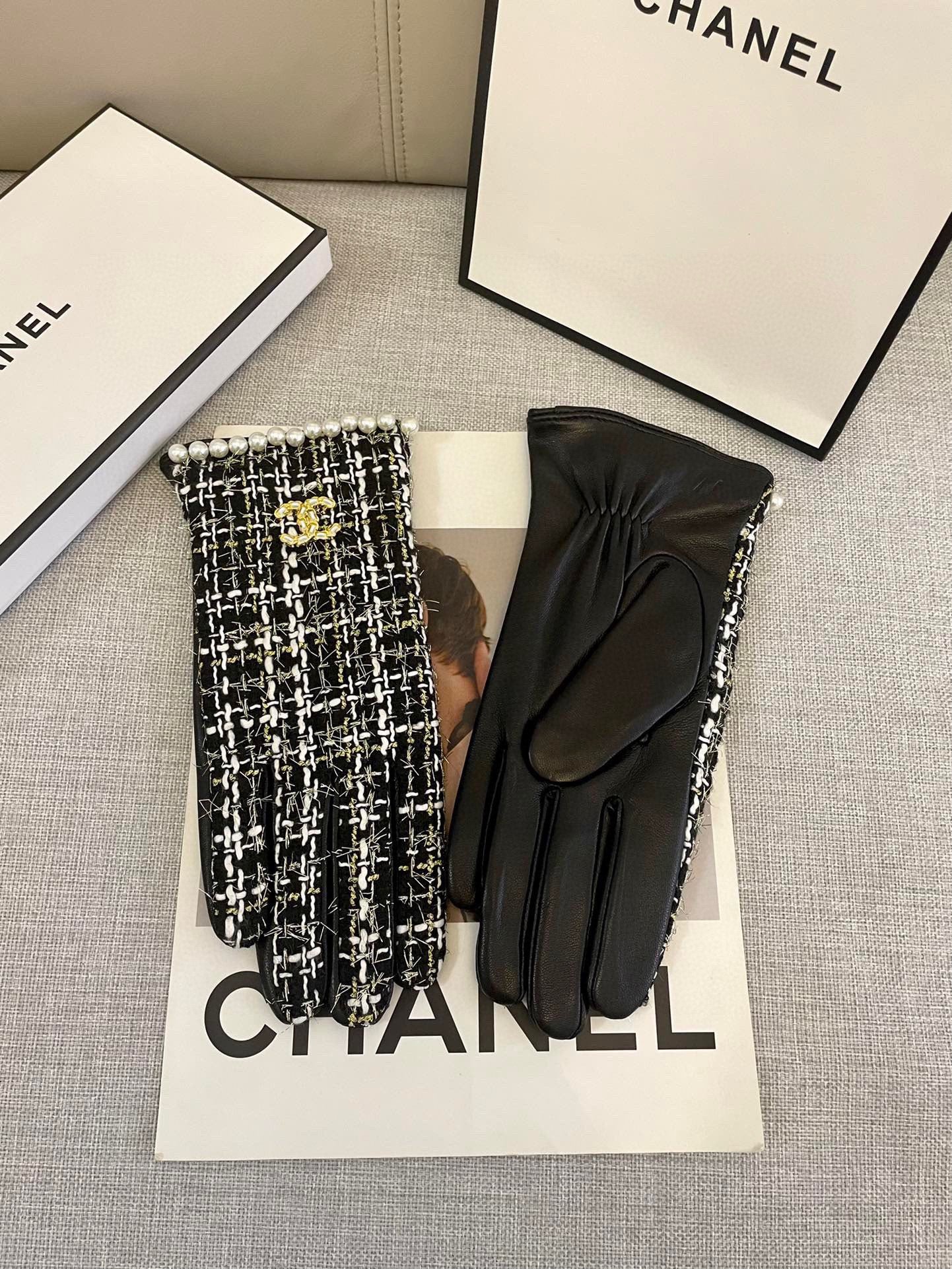 CHANEL GLOVES IN BLACK MIX WHITE WOOL TWEED AND SHEEPSKIN 463846