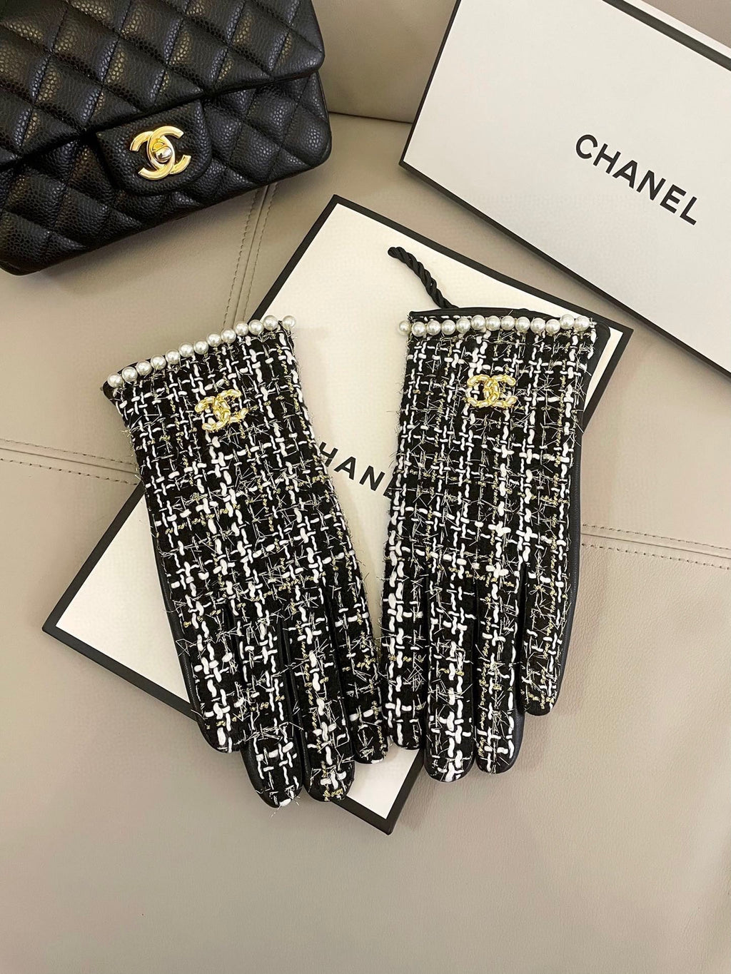 CHANEL GLOVES IN BLACK MIX WHITE WOOL TWEED AND SHEEPSKIN 463846