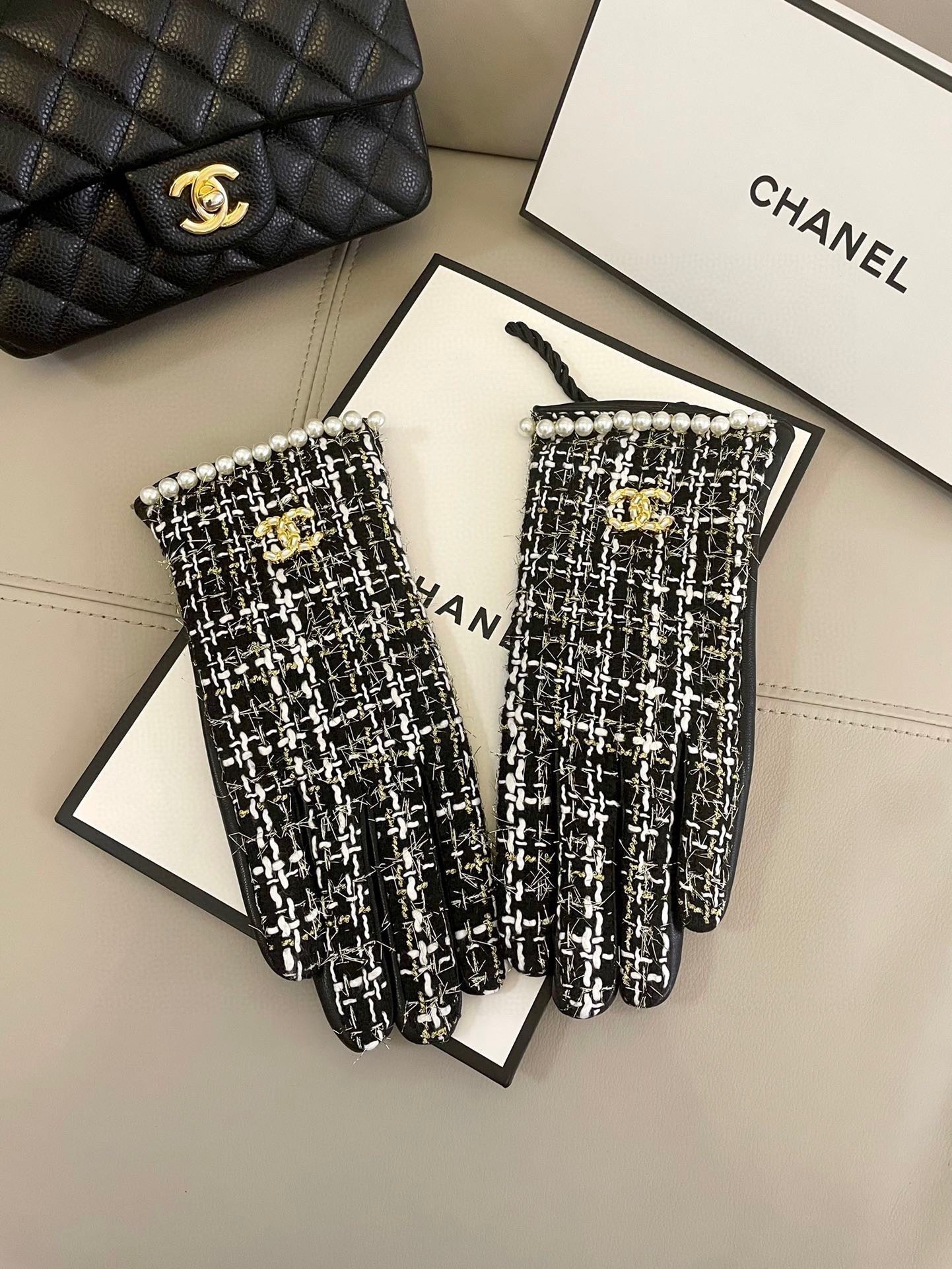 CHANEL GLOVES IN BLACK MIX WHITE WOOL TWEED AND SHEEPSKIN 463846