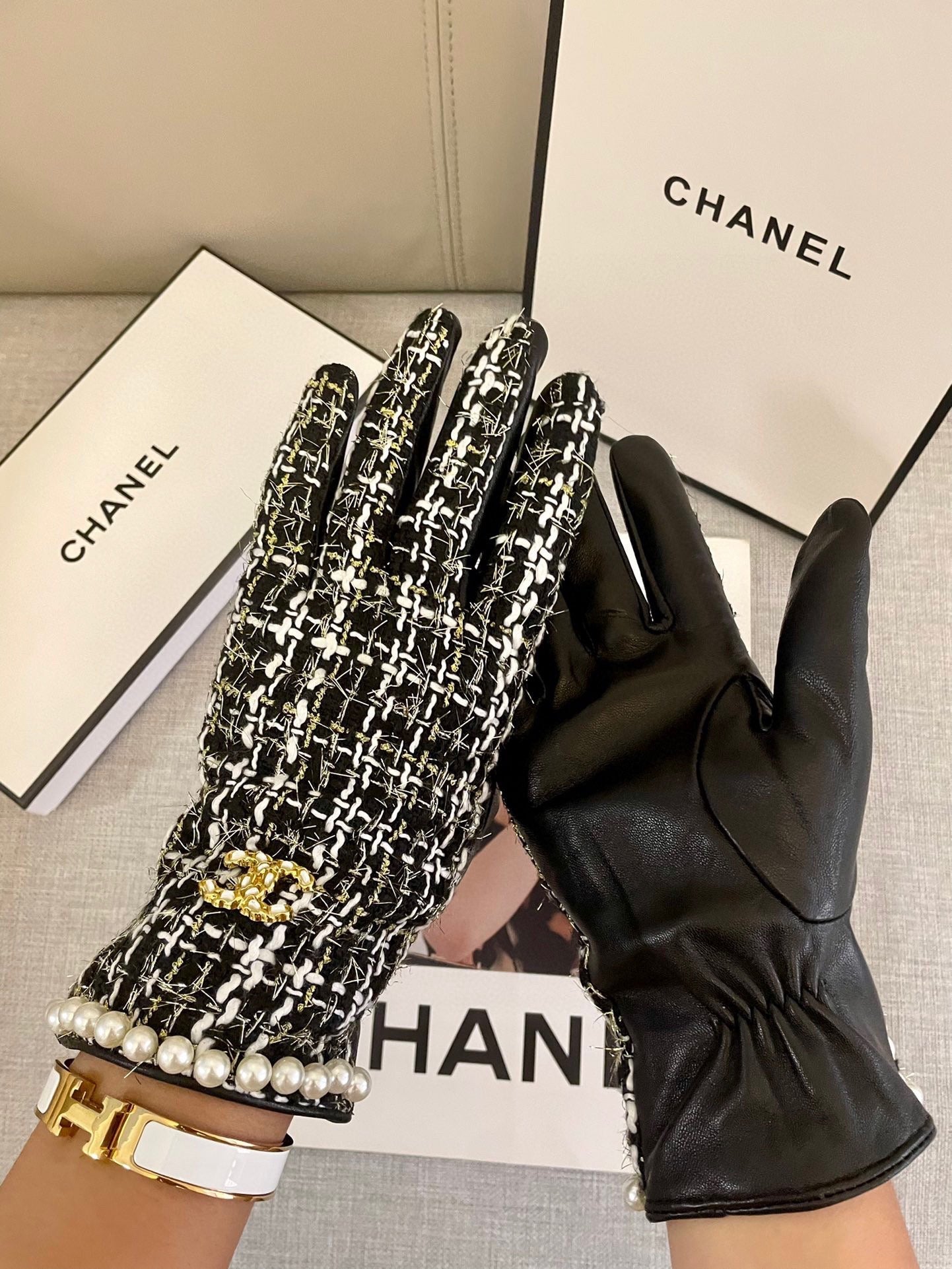 CHANEL GLOVES IN BLACK MIX WHITE WOOL TWEED AND SHEEPSKIN 463846