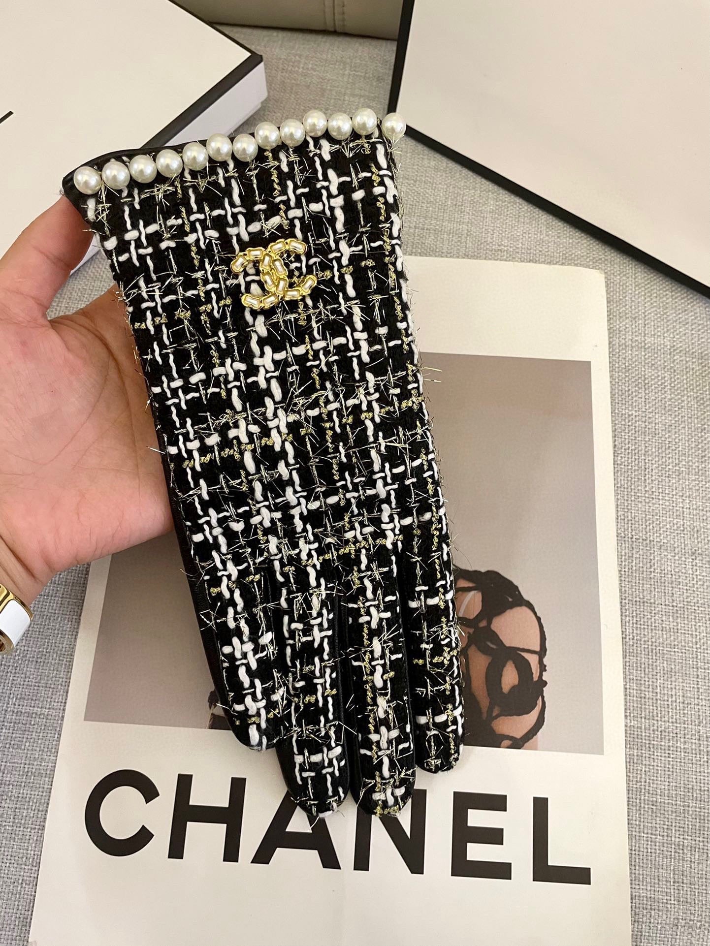 CHANEL GLOVES IN BLACK MIX WHITE WOOL TWEED AND SHEEPSKIN 463846