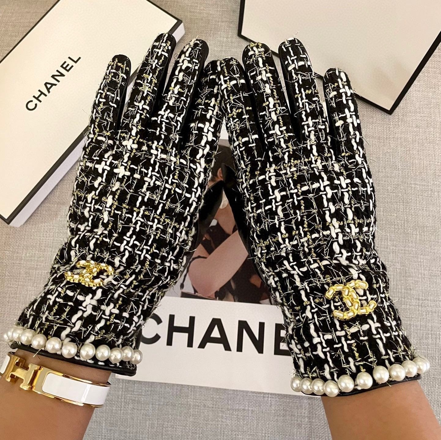 CHANEL GLOVES IN BLACK MIX WHITE WOOL TWEED AND SHEEPSKIN 463846