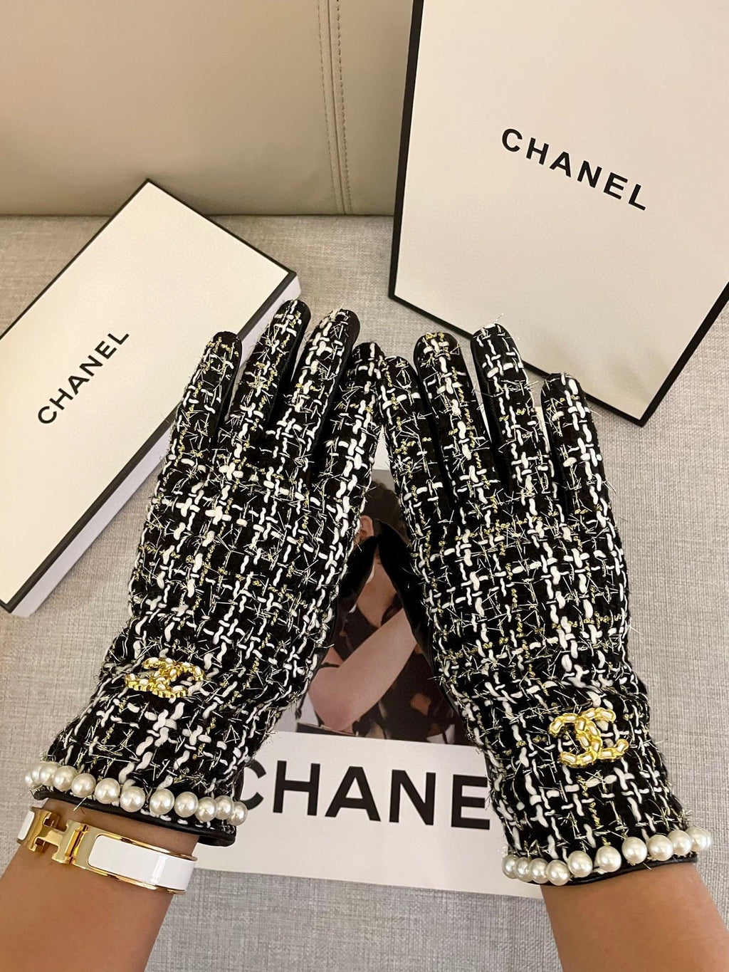 CHANEL GLOVES IN BLACK MIX WHITE WOOL TWEED AND SHEEPSKIN 463846