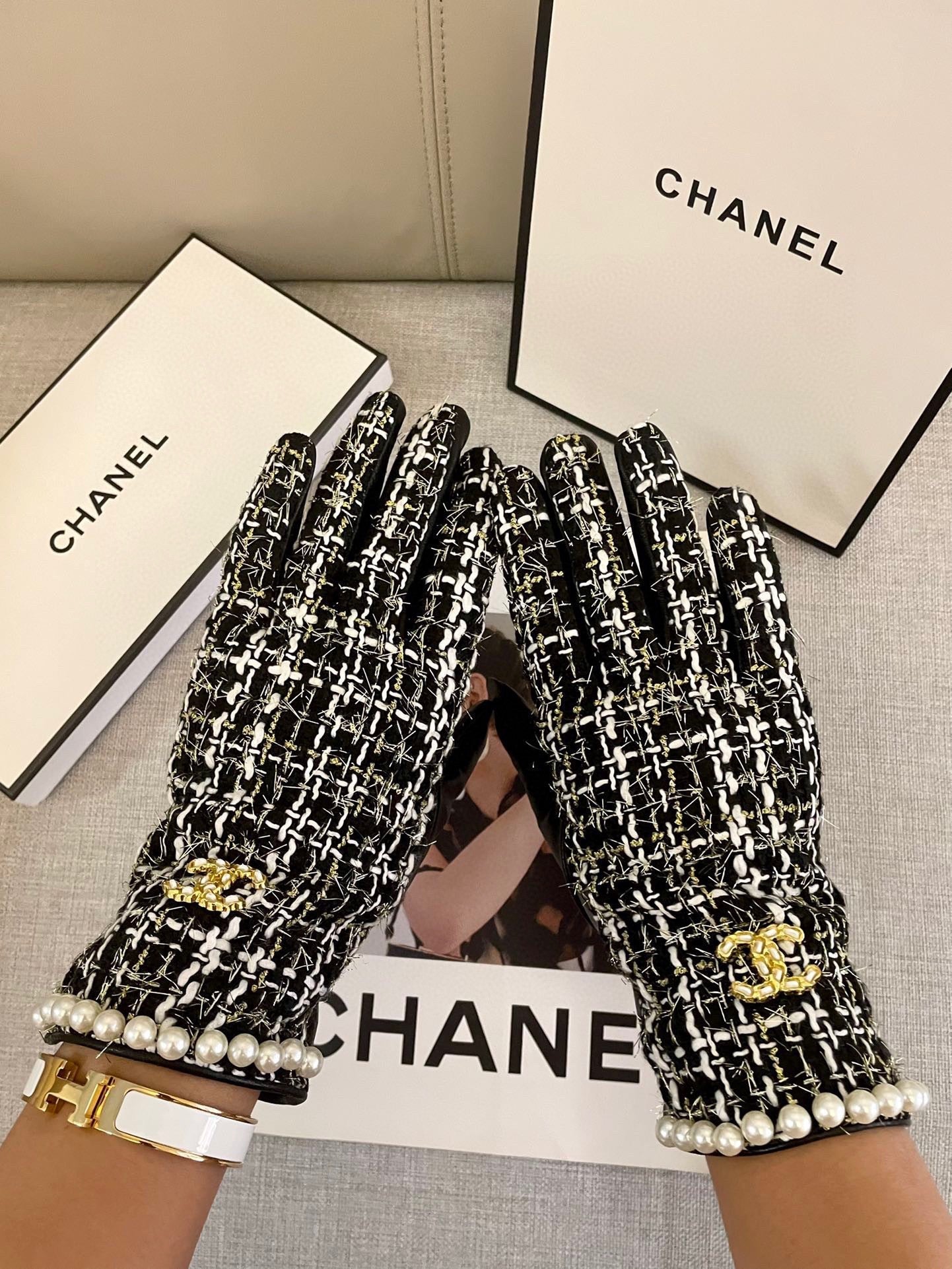 CHANEL GLOVES IN BLACK MIX WHITE WOOL TWEED AND SHEEPSKIN 463846