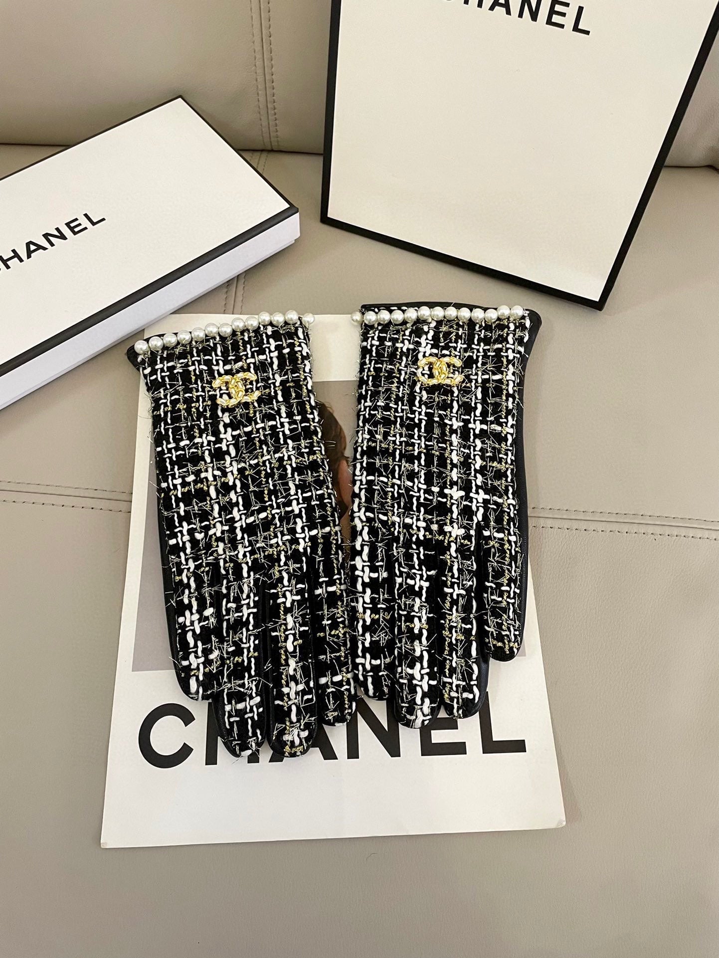 CHANEL GLOVES IN BLACK MIX WHITE WOOL TWEED AND SHEEPSKIN 463846