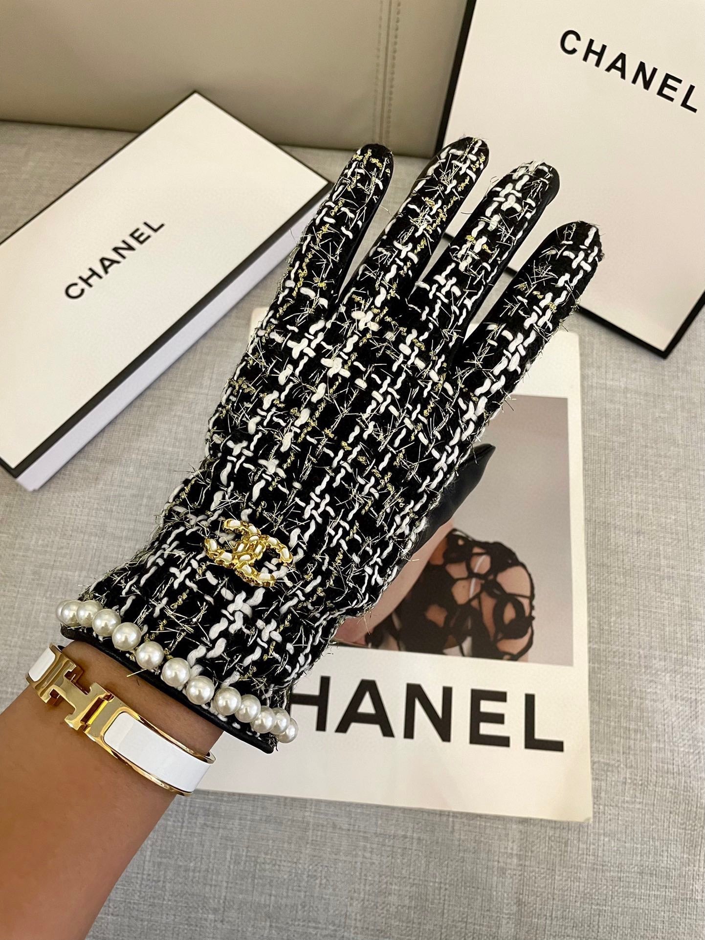 CHANEL GLOVES IN BLACK MIX WHITE WOOL TWEED AND SHEEPSKIN 463846
