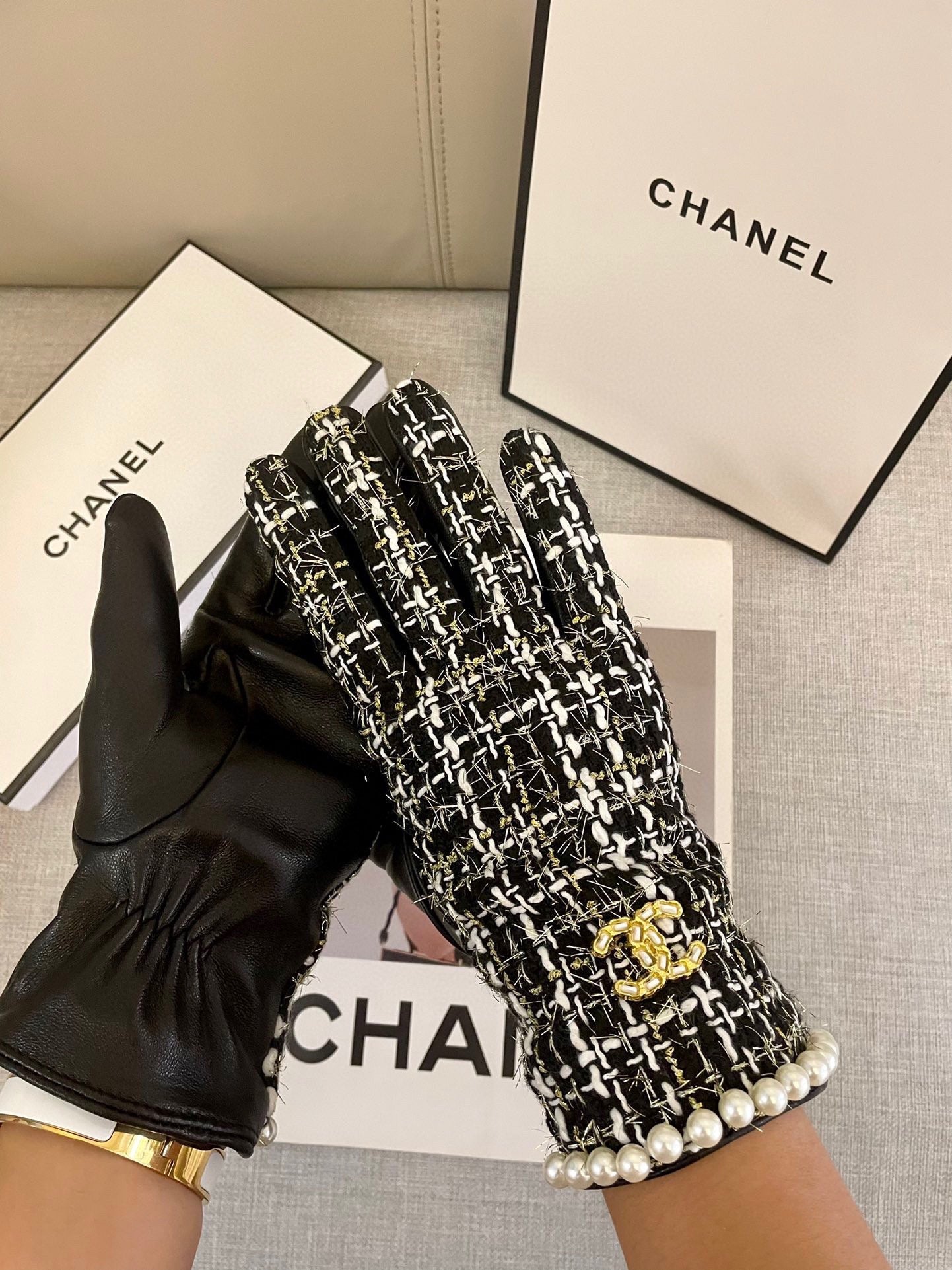 CHANEL GLOVES IN BLACK MIX WHITE WOOL TWEED AND SHEEPSKIN 463846