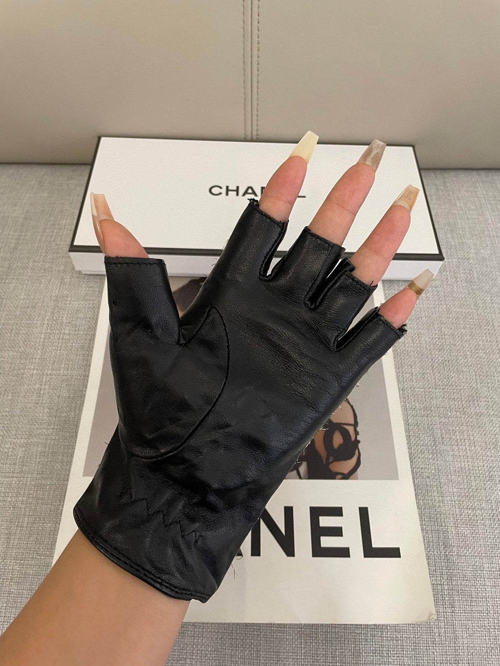 CHANEL FINGERLESS GLOVES IN BLACK MIX WHITE WOOL TWEED 463847