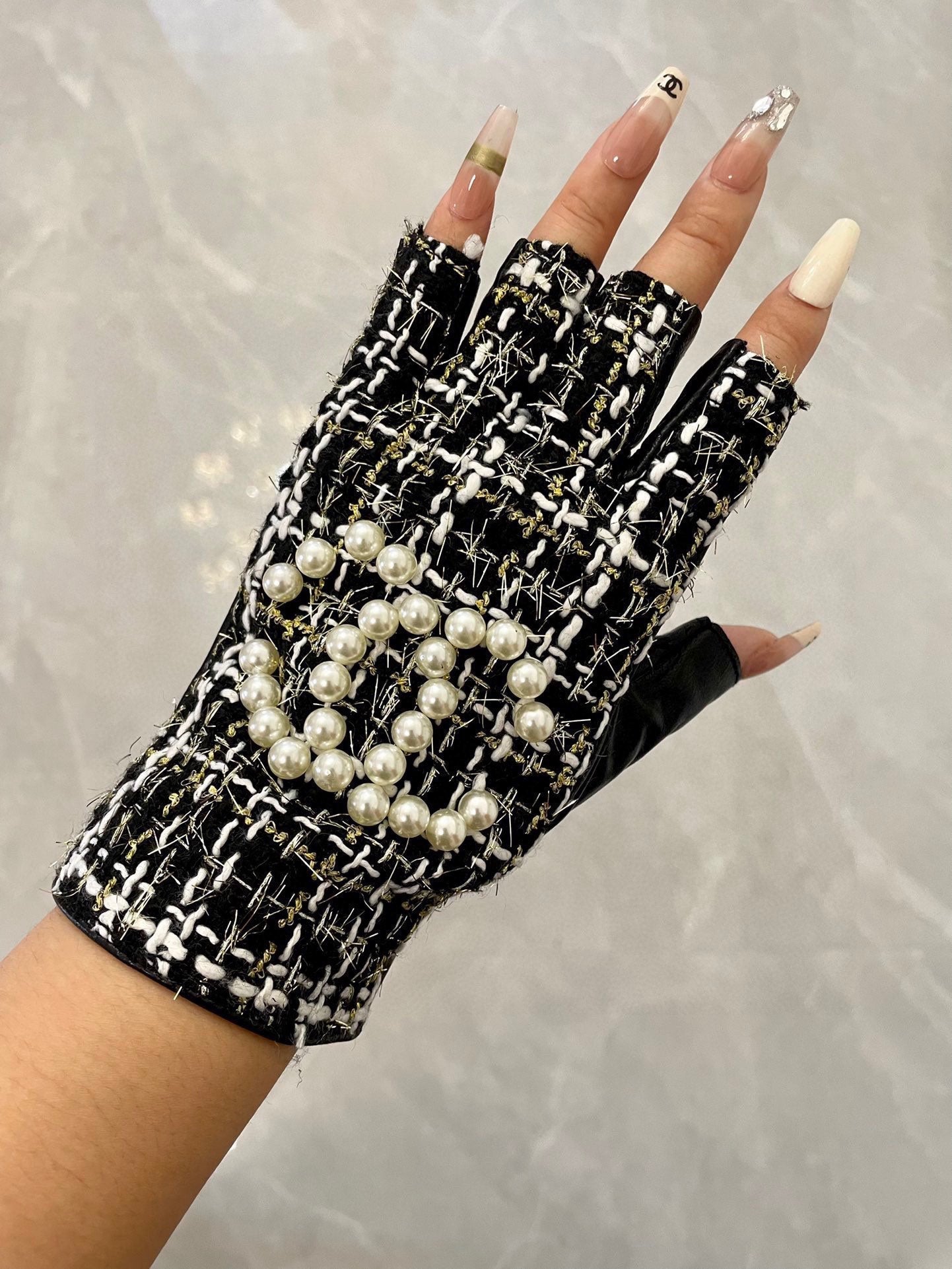 CHANEL FINGERLESS GLOVES IN BLACK MIX WHITE WOOL TWEED 463847