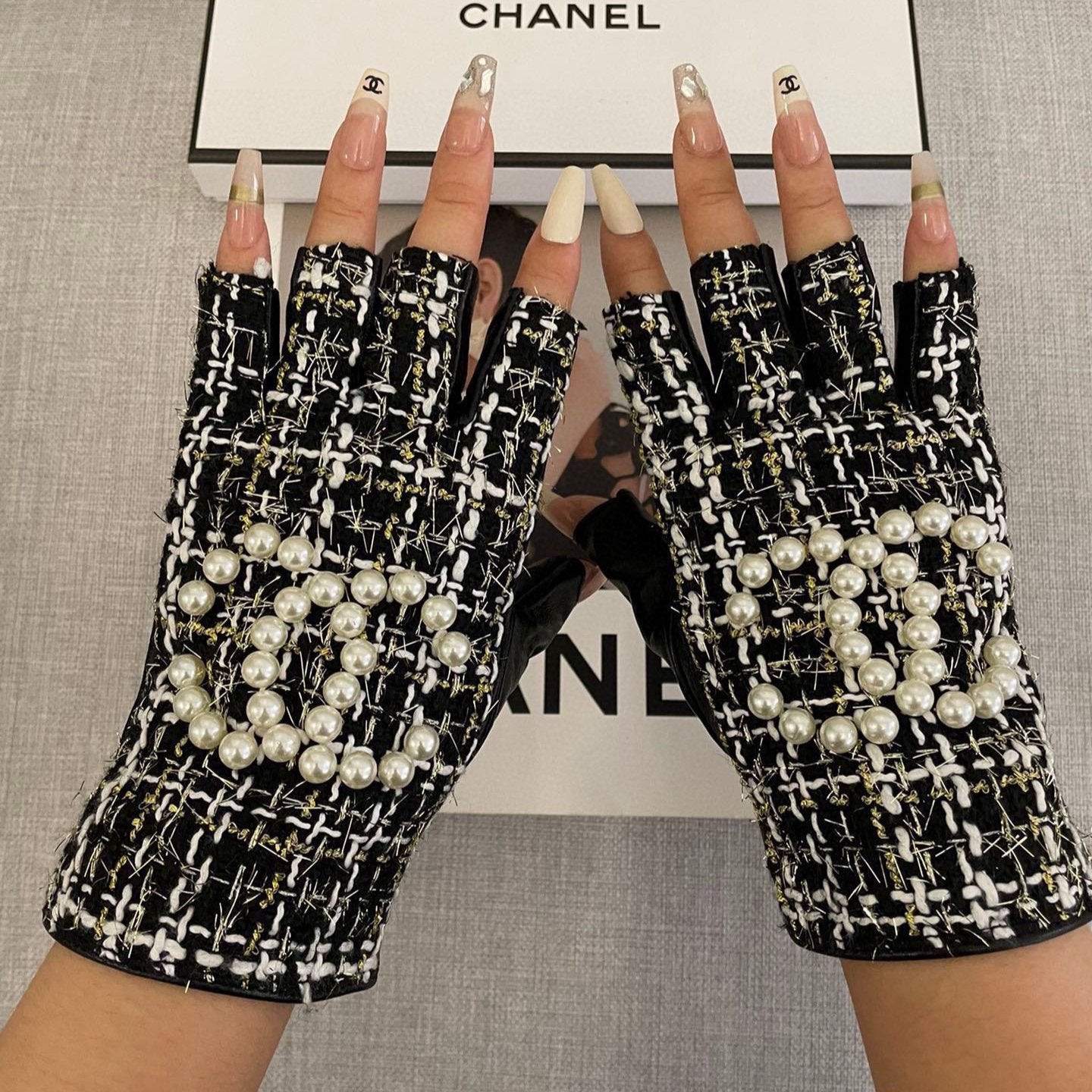 CHANEL FINGERLESS GLOVES IN BLACK MIX WHITE WOOL TWEED 463847