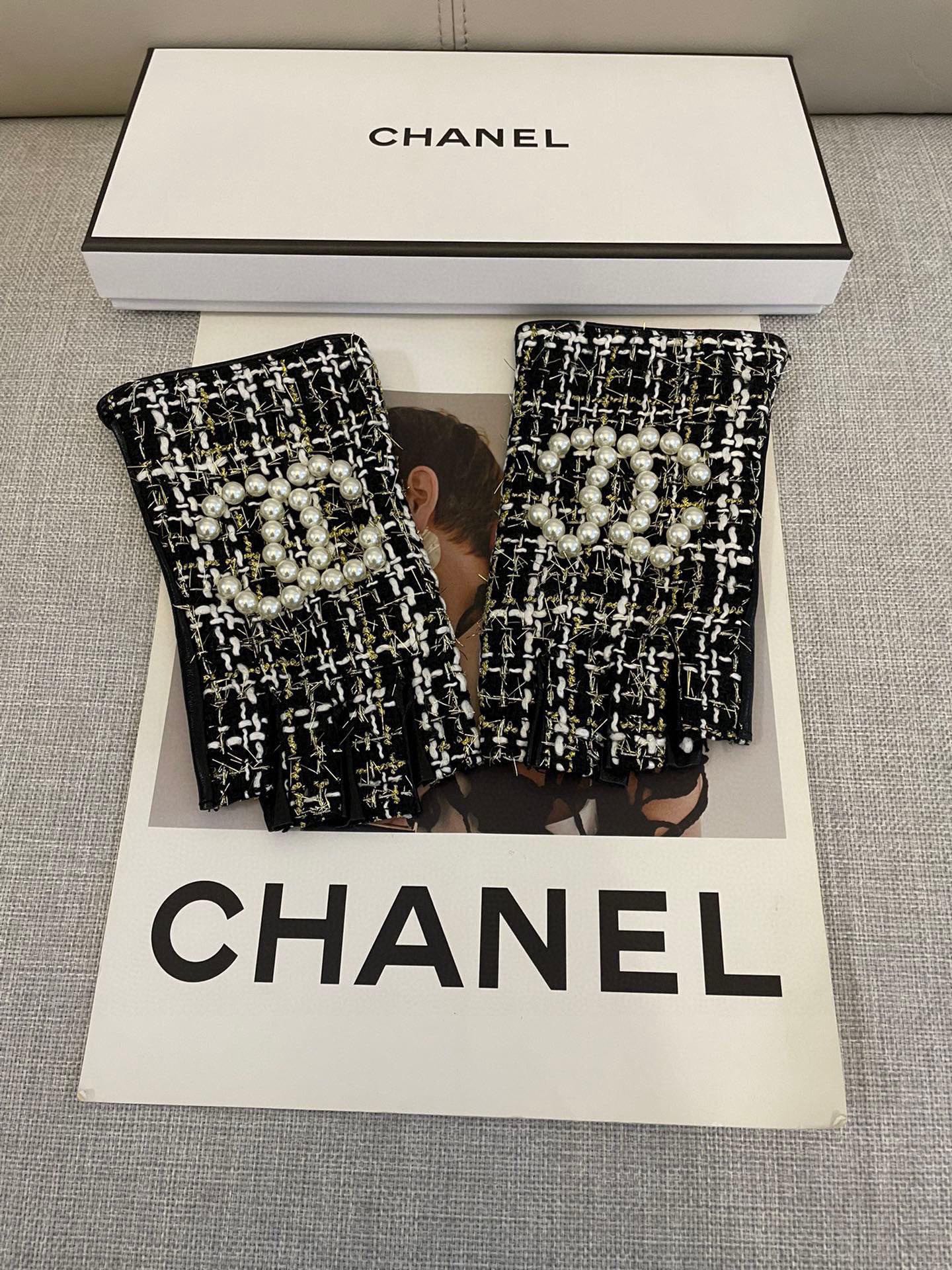 CHANEL FINGERLESS GLOVES IN BLACK MIX WHITE WOOL TWEED 463847