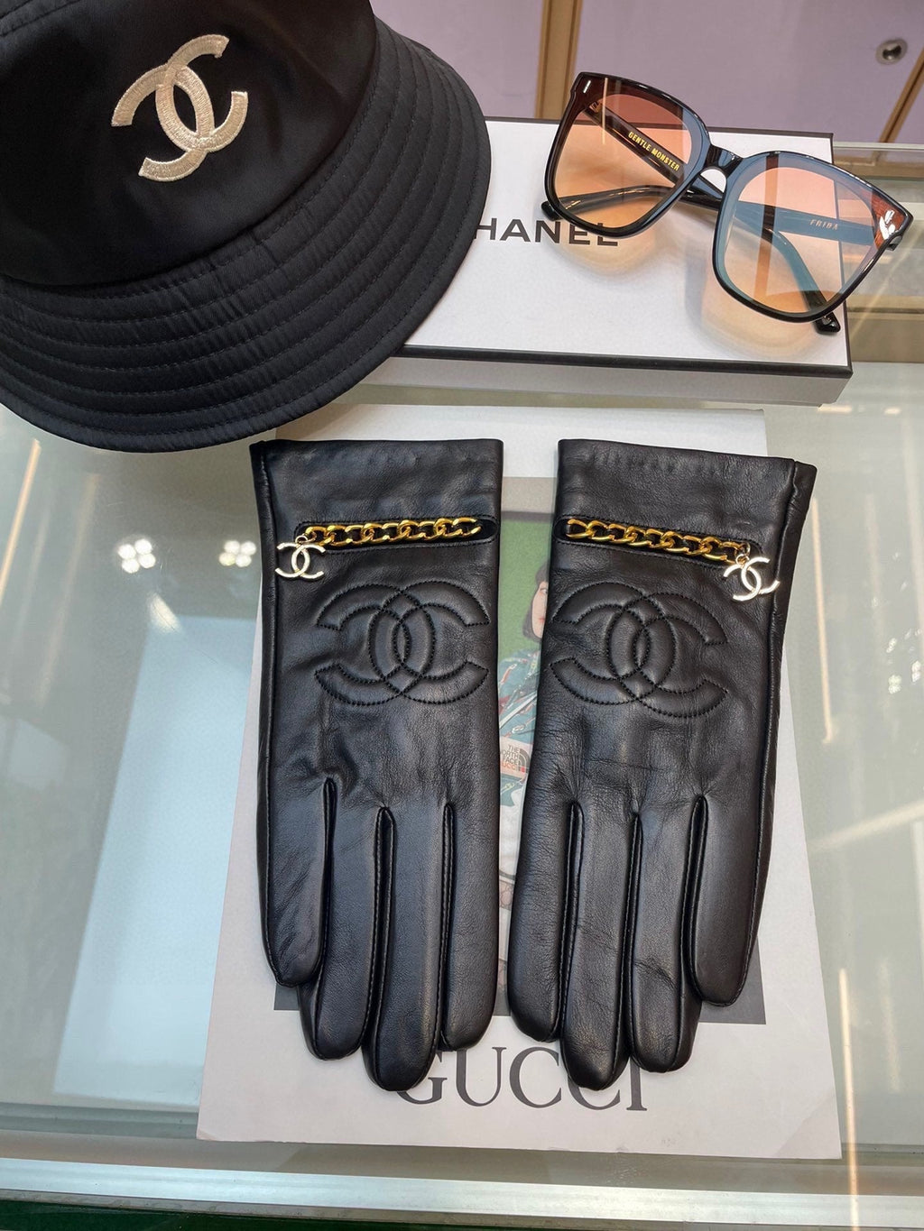 CHANEL GLOVES IN BLACK LAMBSKIN GOLD HARDWARE 463837