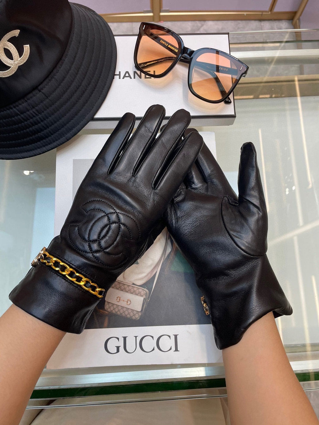 CHANEL GLOVES IN BLACK LAMBSKIN GOLD HARDWARE 463837