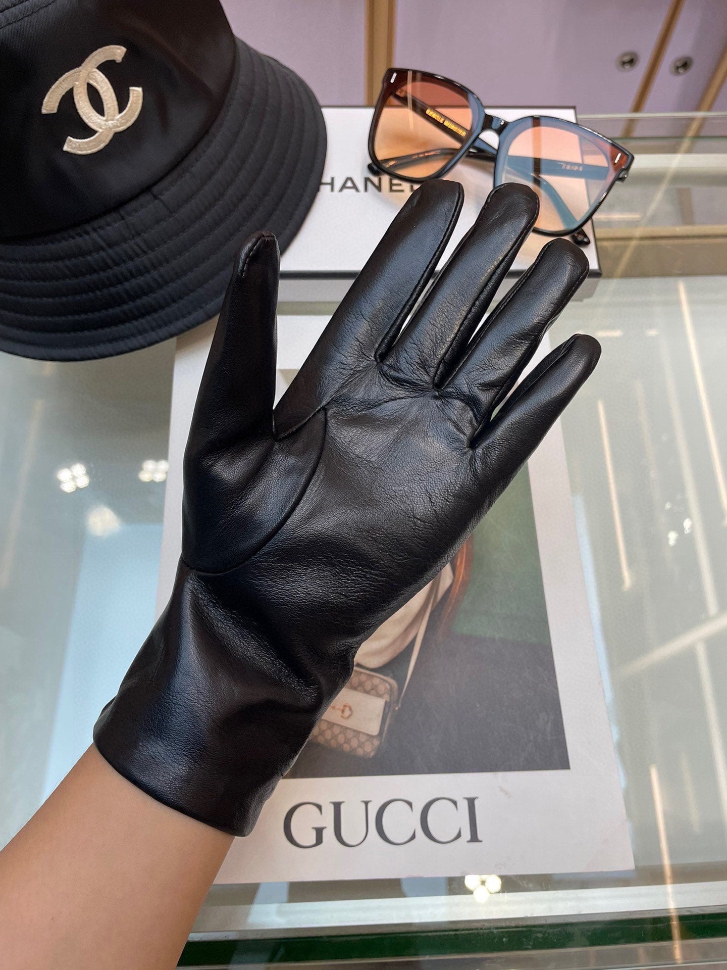 CHANEL GLOVES IN BLACK LAMBSKIN GOLD HARDWARE 463837