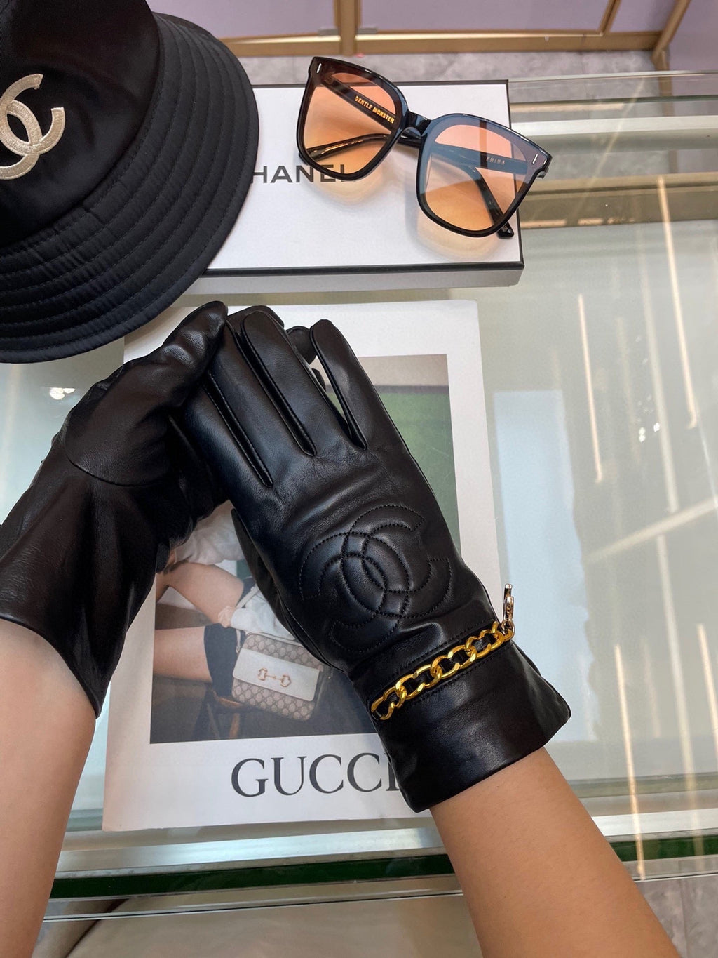 CHANEL GLOVES IN BLACK LAMBSKIN GOLD HARDWARE 463837