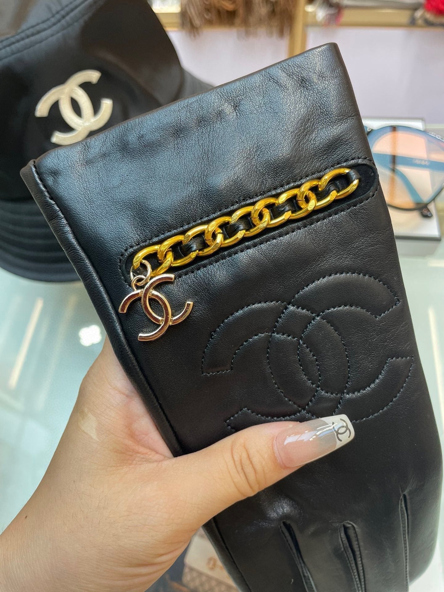 CHANEL GLOVES IN BLACK LAMBSKIN GOLD HARDWARE 463837