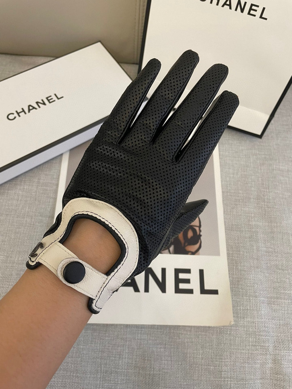 CHANEL GLOVES IN BLACK SHEEPSKIN 463848