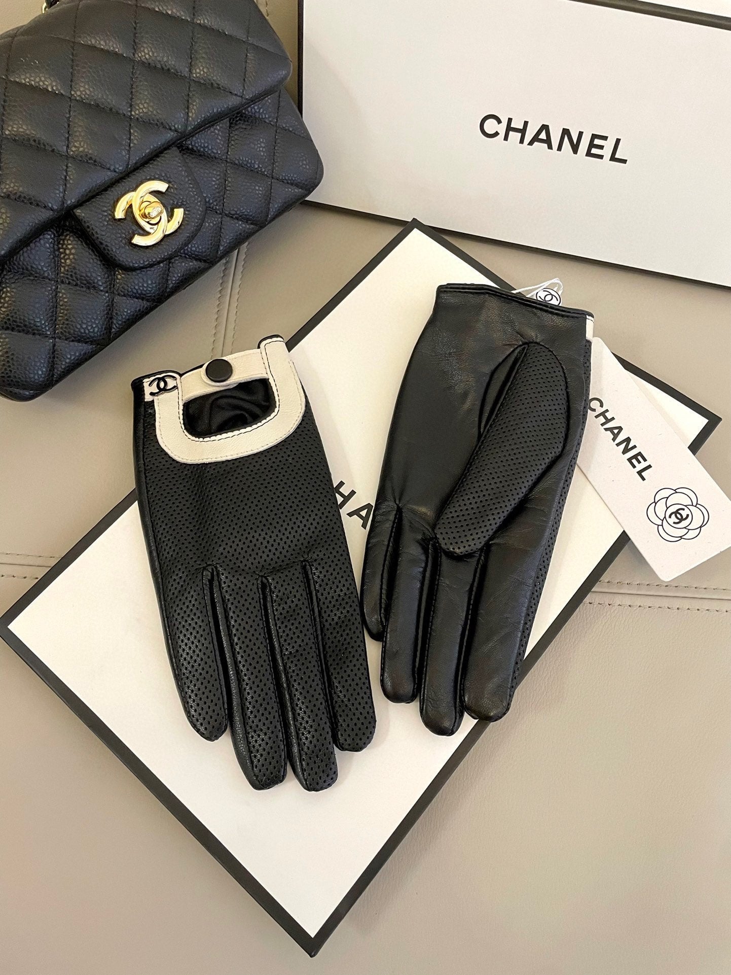CHANEL GLOVES IN BLACK SHEEPSKIN 463848