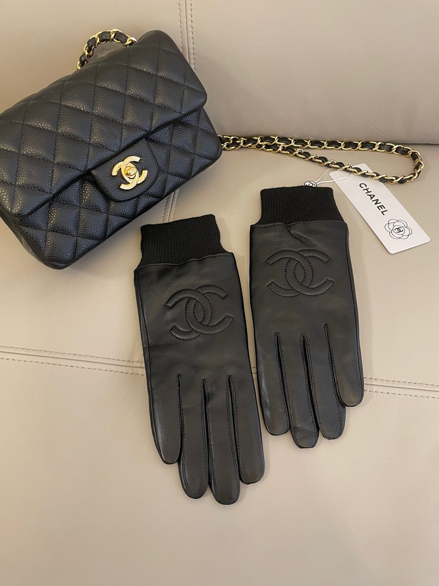 CHANEL GLOVES IN BLACK SHEEPSKIN 463849