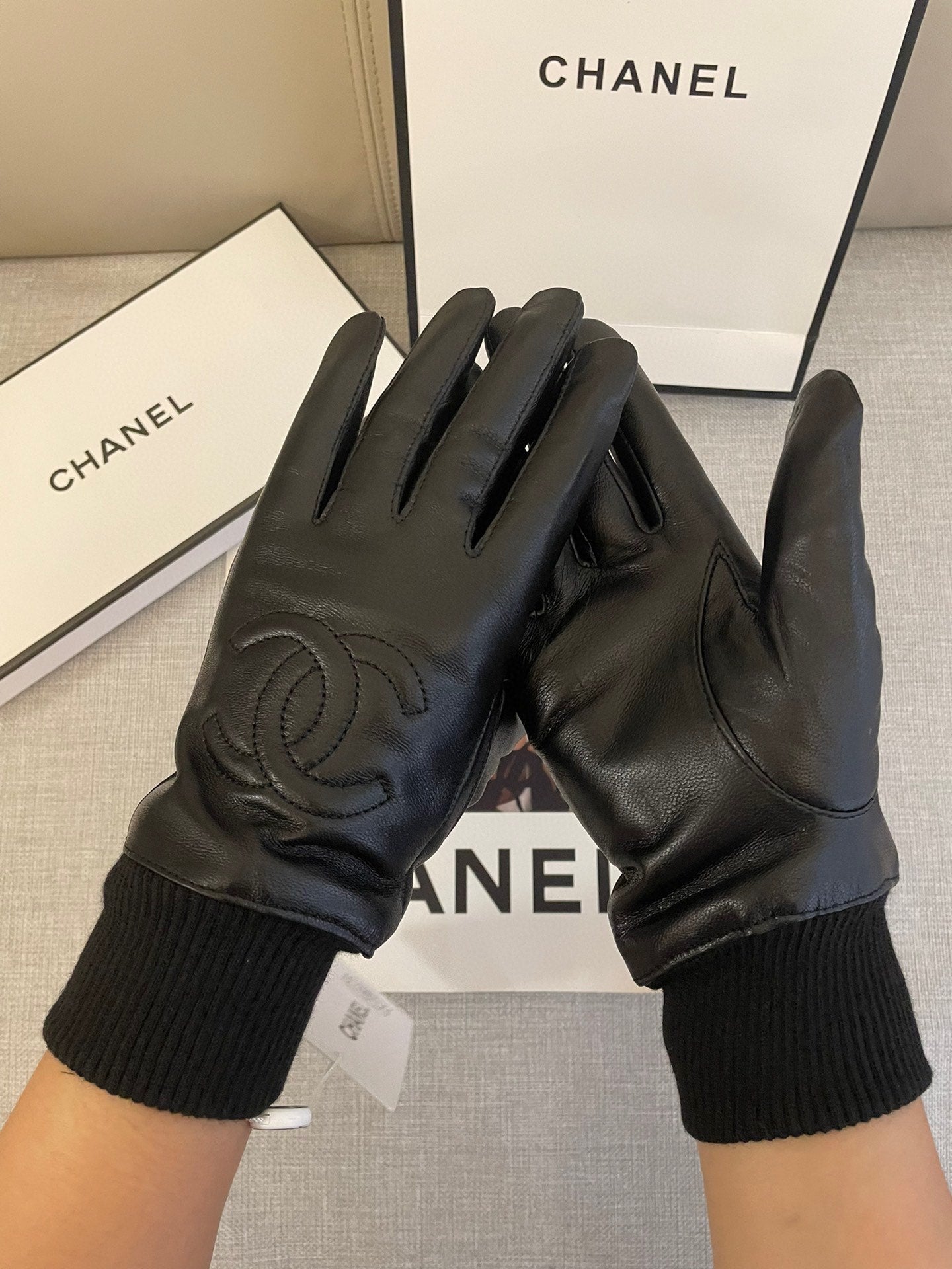 CHANEL GLOVES IN BLACK SHEEPSKIN 463849