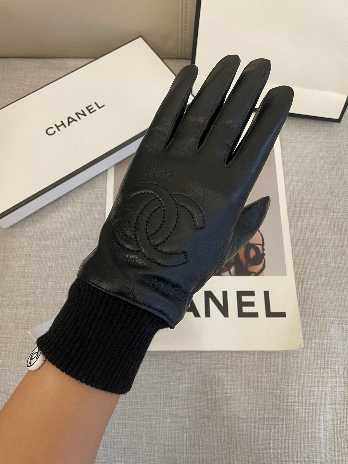 CHANEL GLOVES IN BLACK SHEEPSKIN 463849