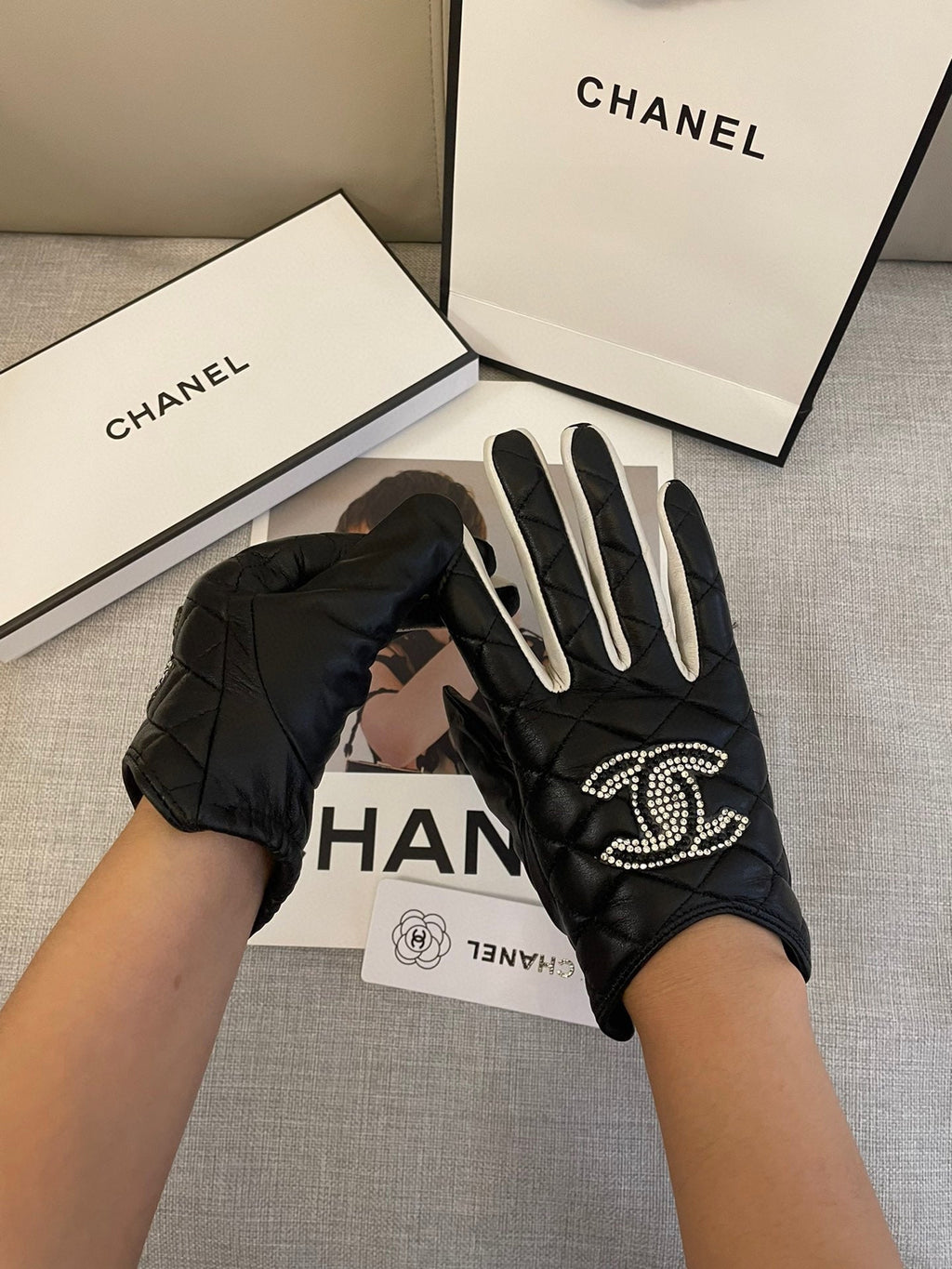 CHANEL GLOVES IN BLACK MIX WHITE SHEEPSKIN 463850