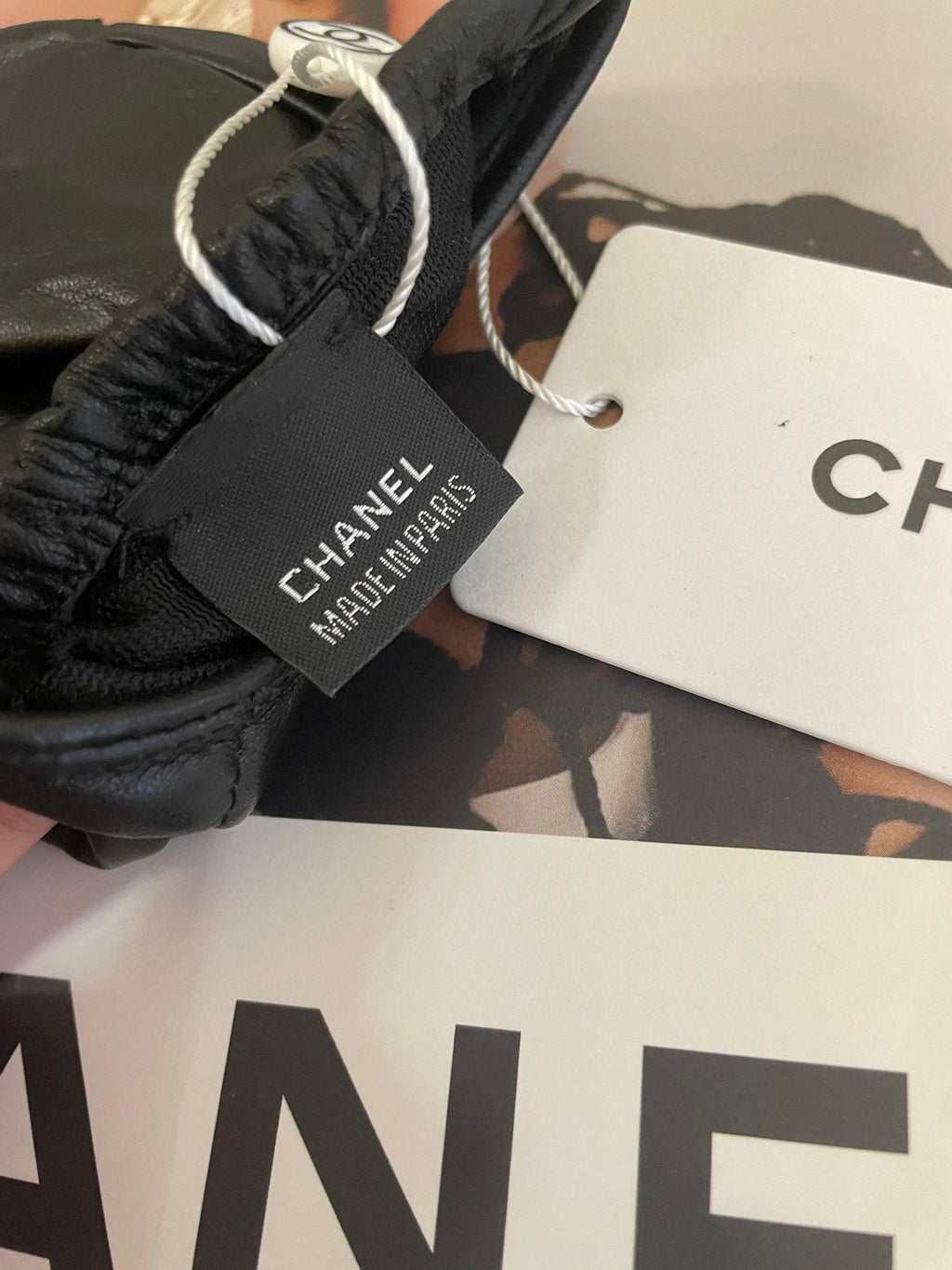 CHANEL GLOVES IN BLACK MIX WHITE SHEEPSKIN 463850