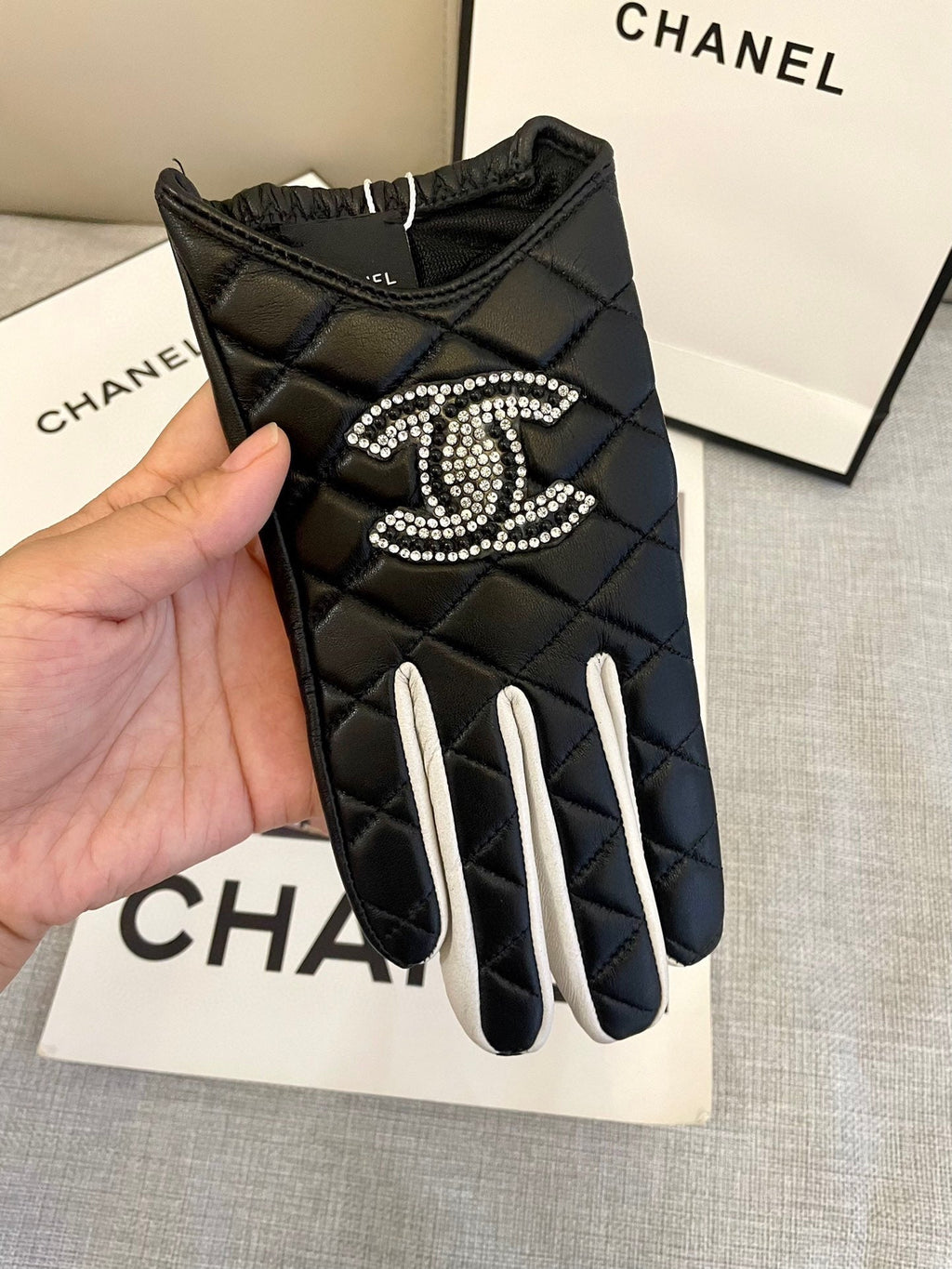CHANEL GLOVES IN BLACK MIX WHITE SHEEPSKIN 463850