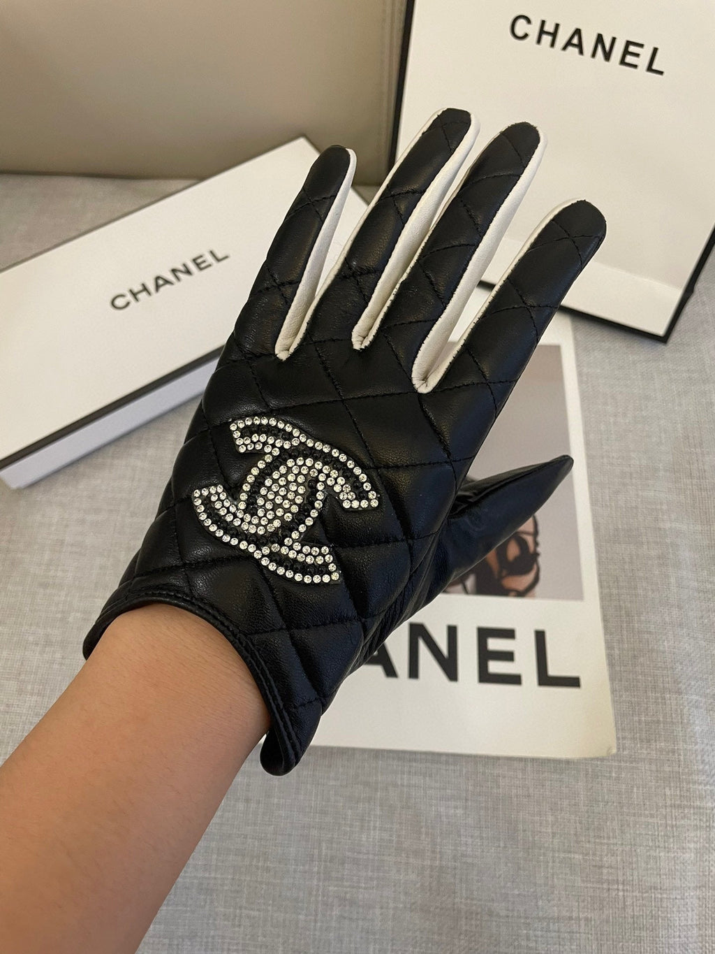 CHANEL GLOVES IN BLACK MIX WHITE SHEEPSKIN 463850