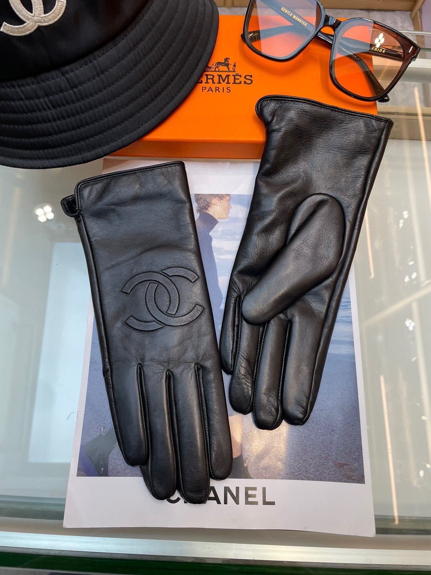 CHANEL GLOVES IN BLACK LAMBSKIN 463840