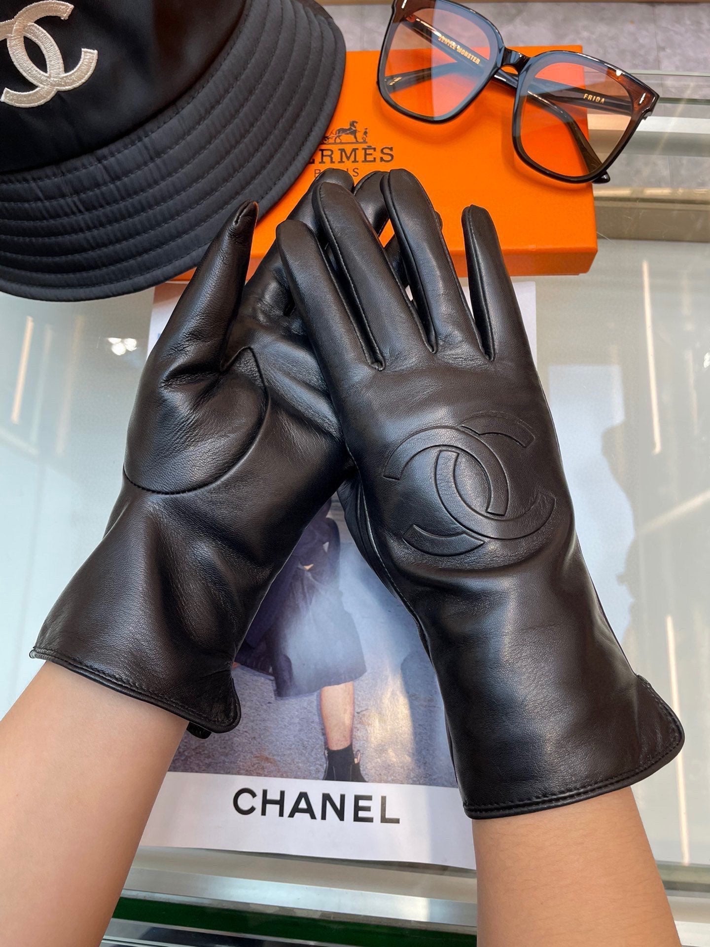 CHANEL GLOVES IN BLACK LAMBSKIN 463840