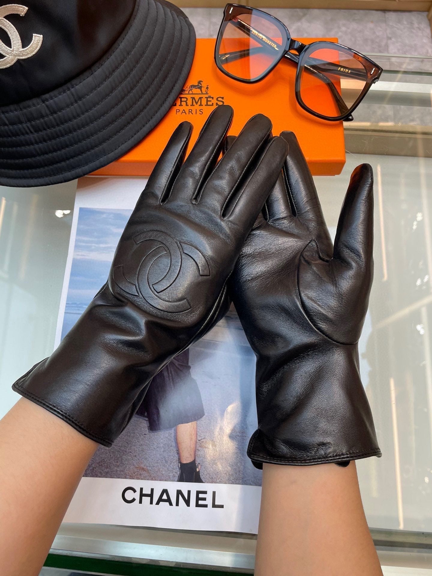 CHANEL GLOVES IN BLACK LAMBSKIN 463840