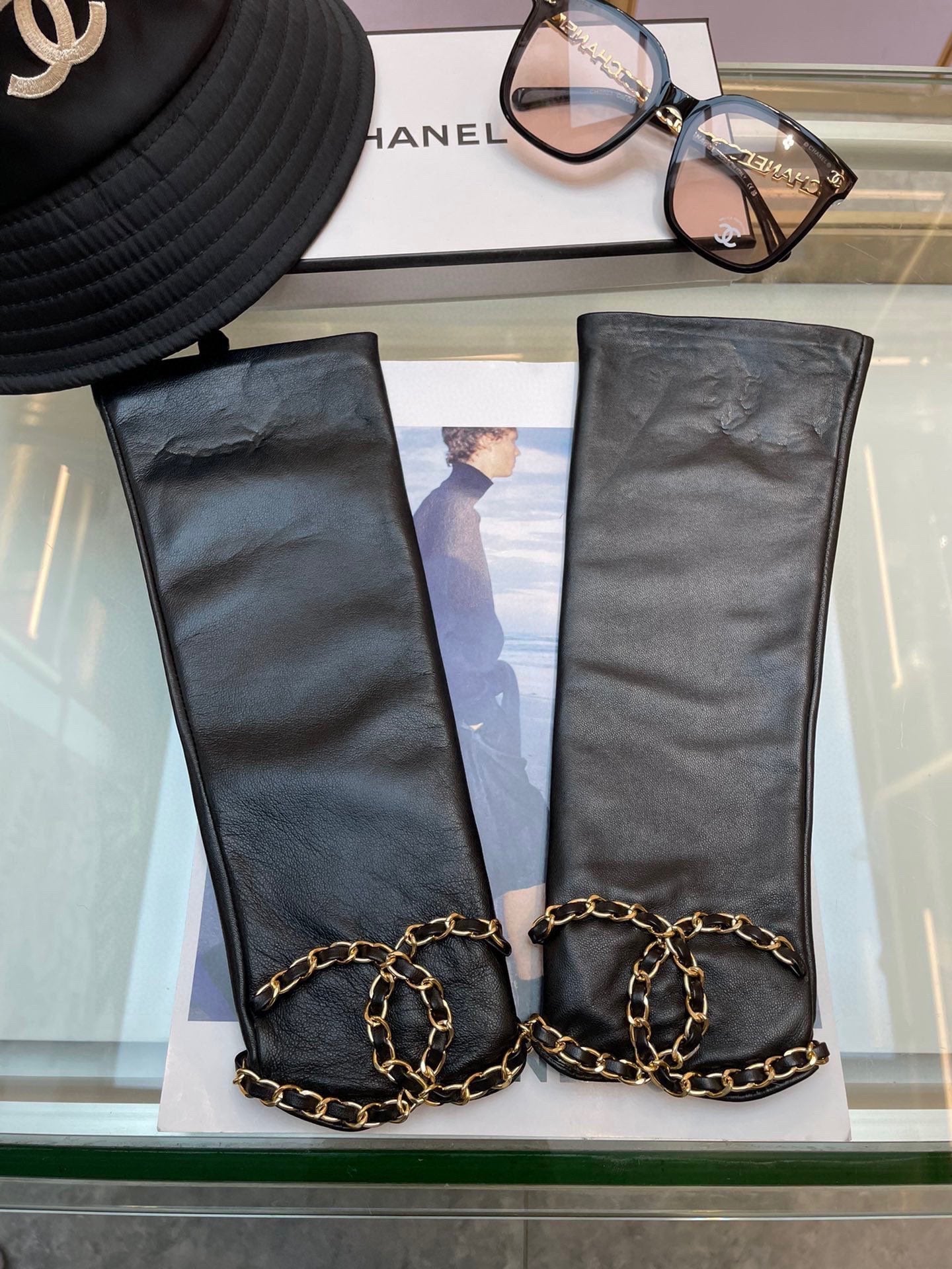 CHANEL FINGERNESS GLOVES IN BLACK LAMBSKIN 465053