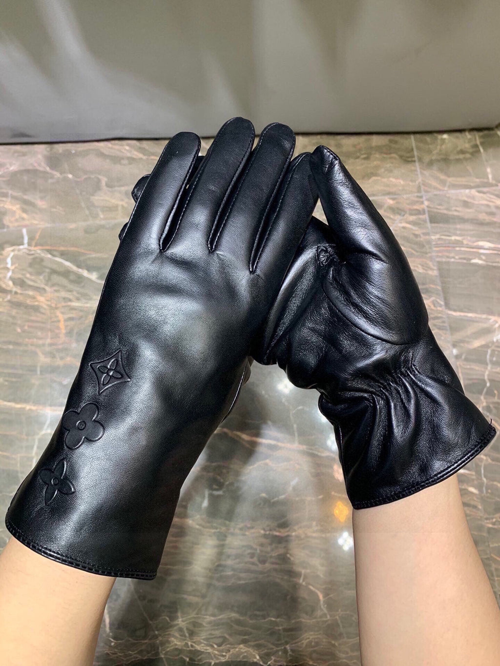 LOUIS VUITTON GLOVES IN BLACK EMBOSSED LAMBSKIN 465060