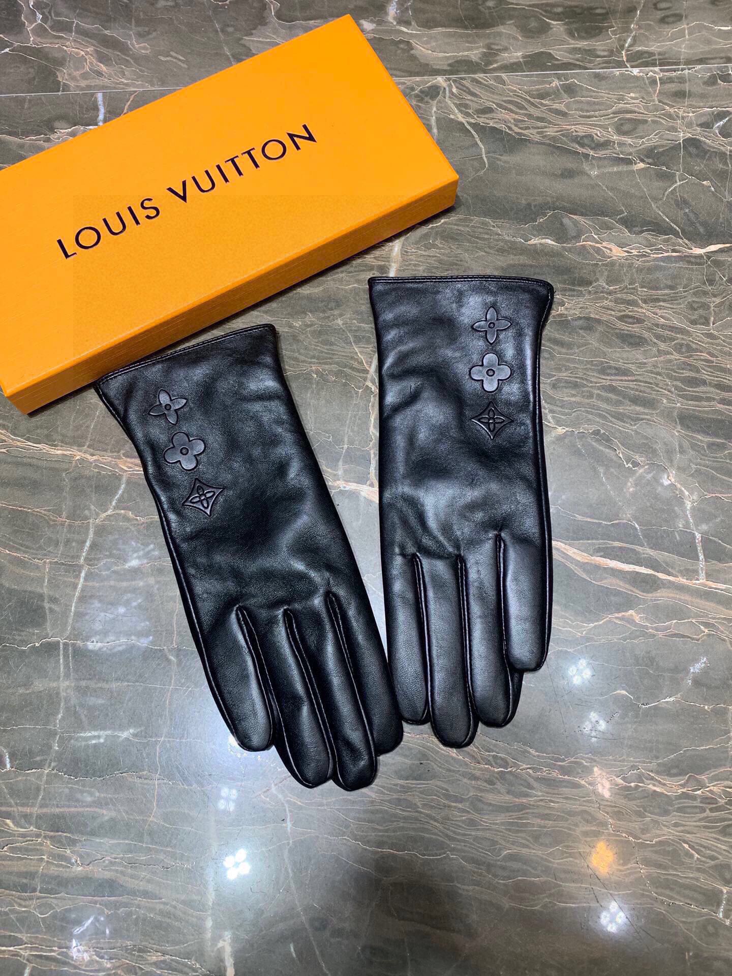 LOUIS VUITTON GLOVES IN BLACK EMBOSSED LAMBSKIN 465060