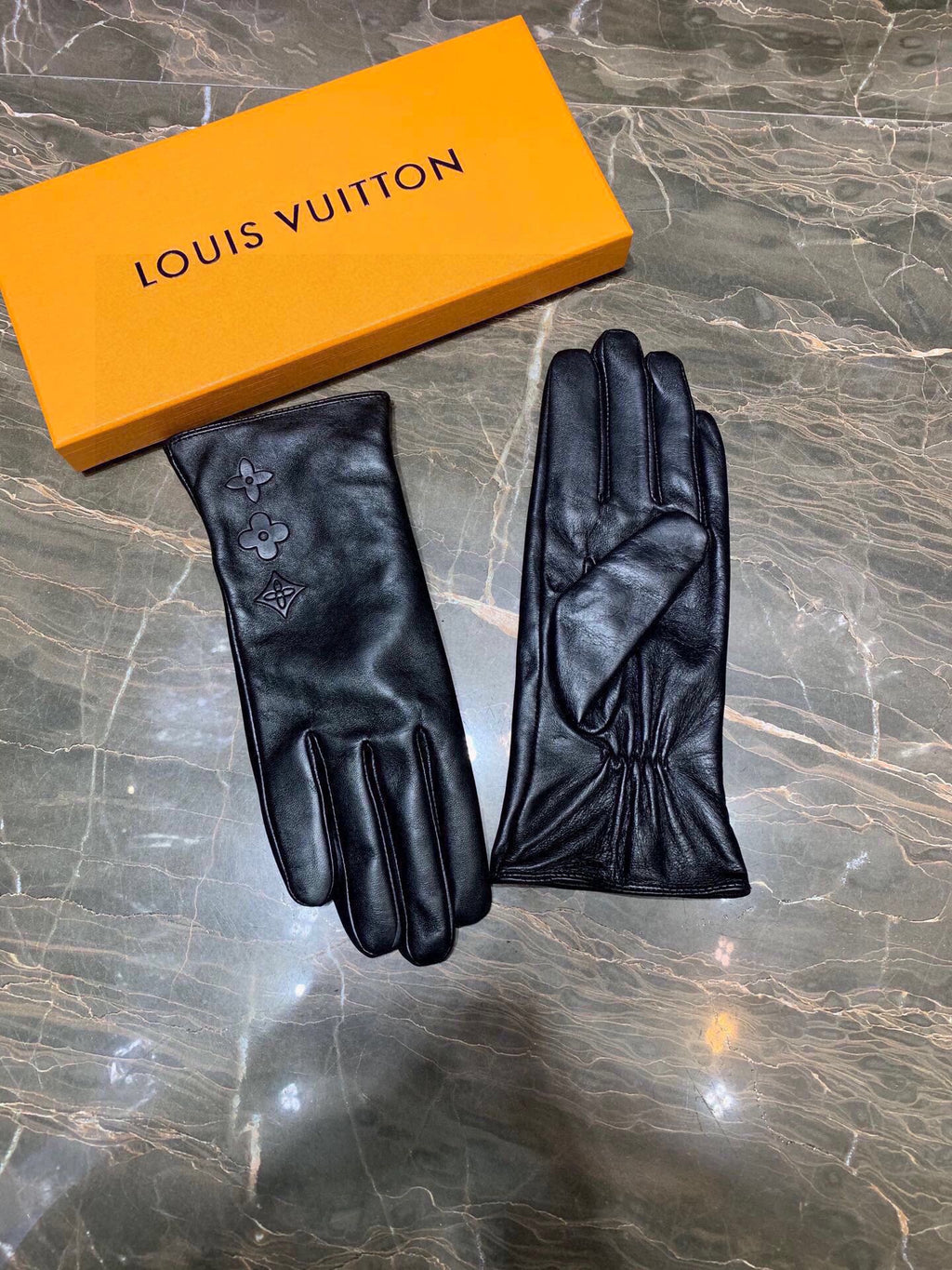 LOUIS VUITTON GLOVES IN BLACK EMBOSSED LAMBSKIN 465060