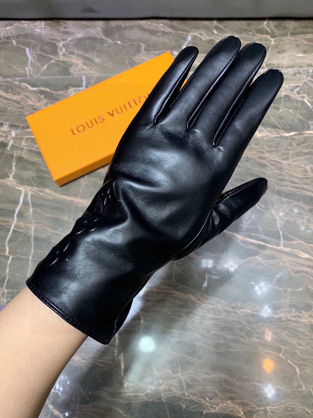 LOUIS VUITTON GLOVES IN BLACK EMBOSSED LAMBSKIN 465060