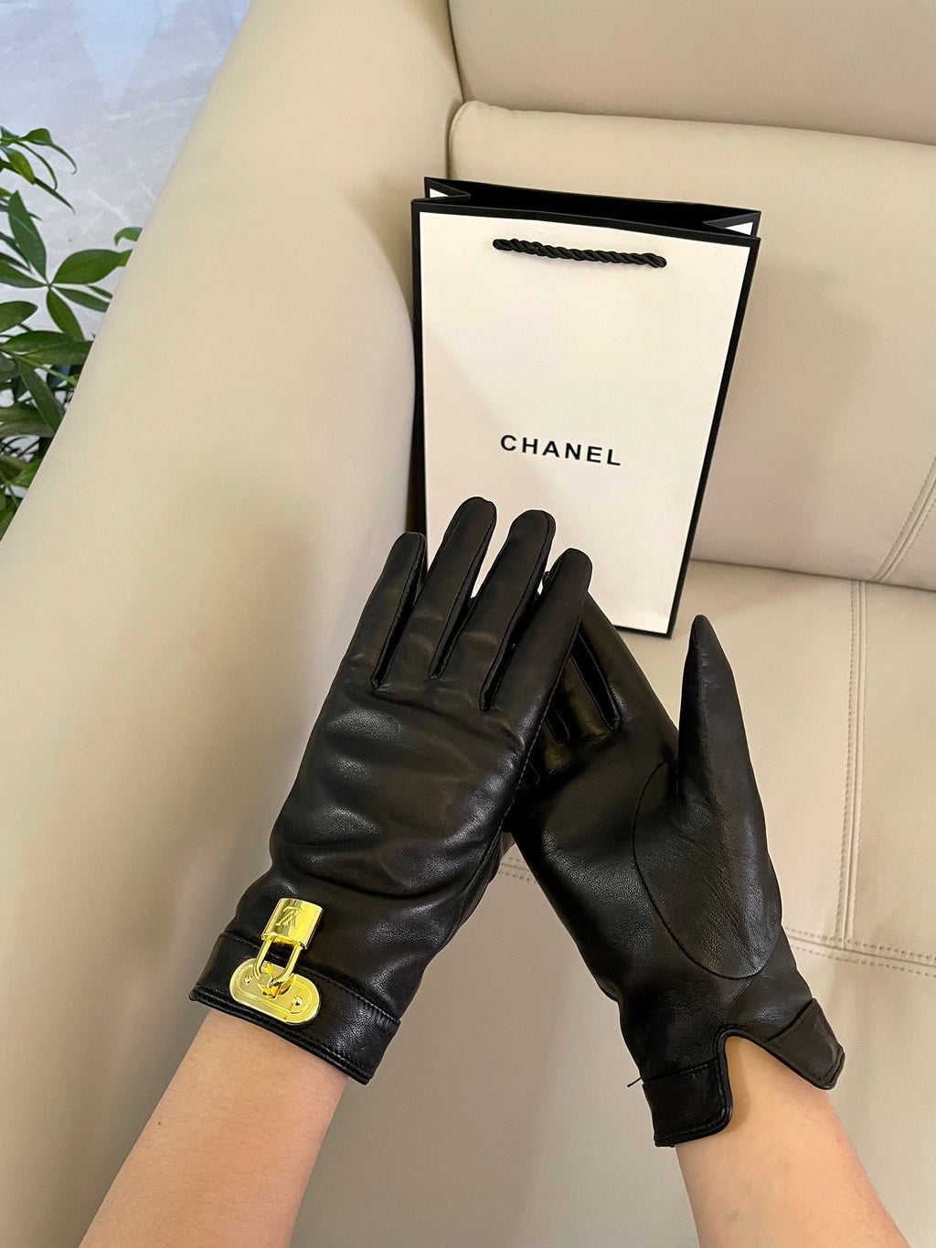 LOUIS VUITTON GLOVES IN BLACK LAMBSKIN WITH GOLD HARDWARE 465064