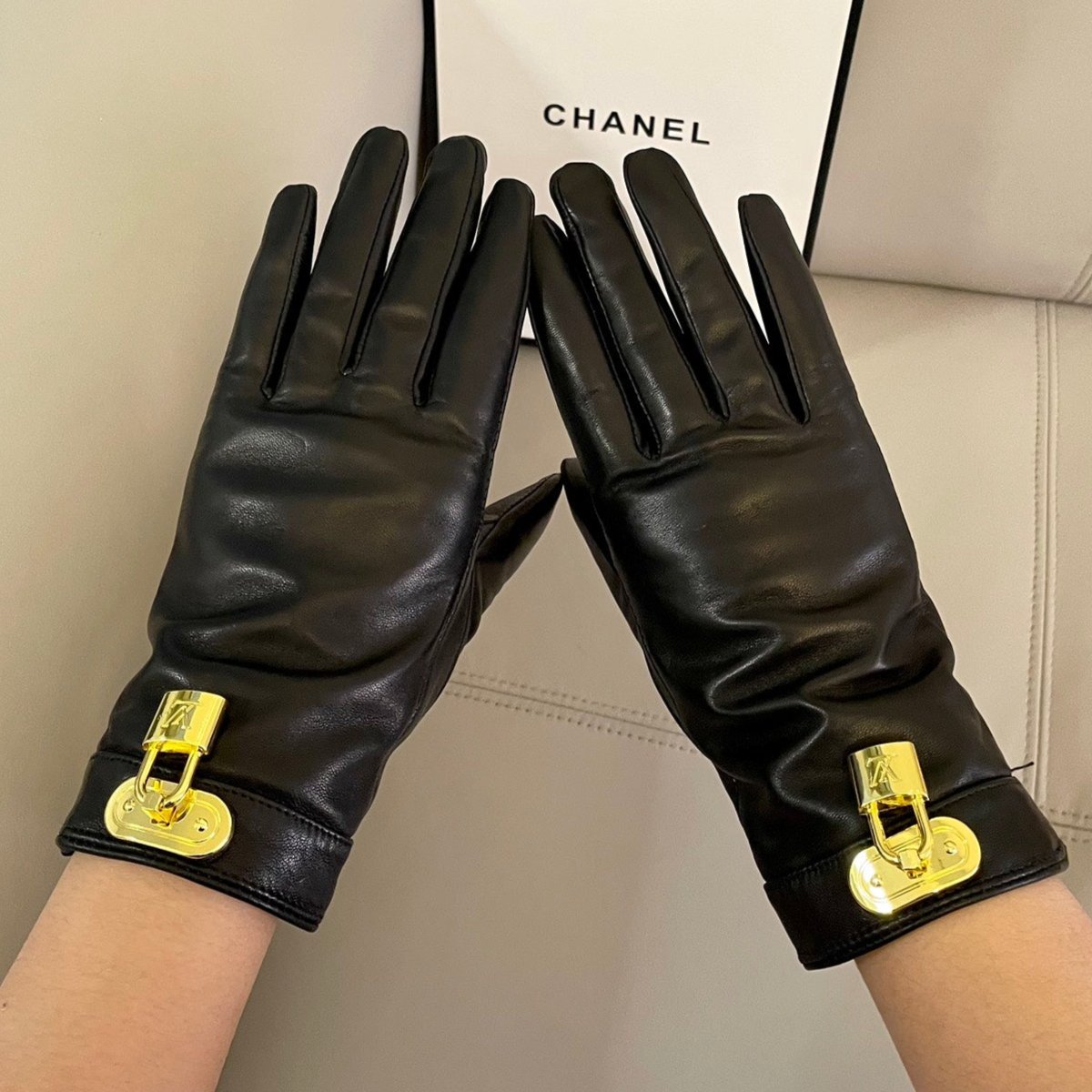 LOUIS VUITTON GLOVES IN BLACK LAMBSKIN WITH GOLD HARDWARE 465064